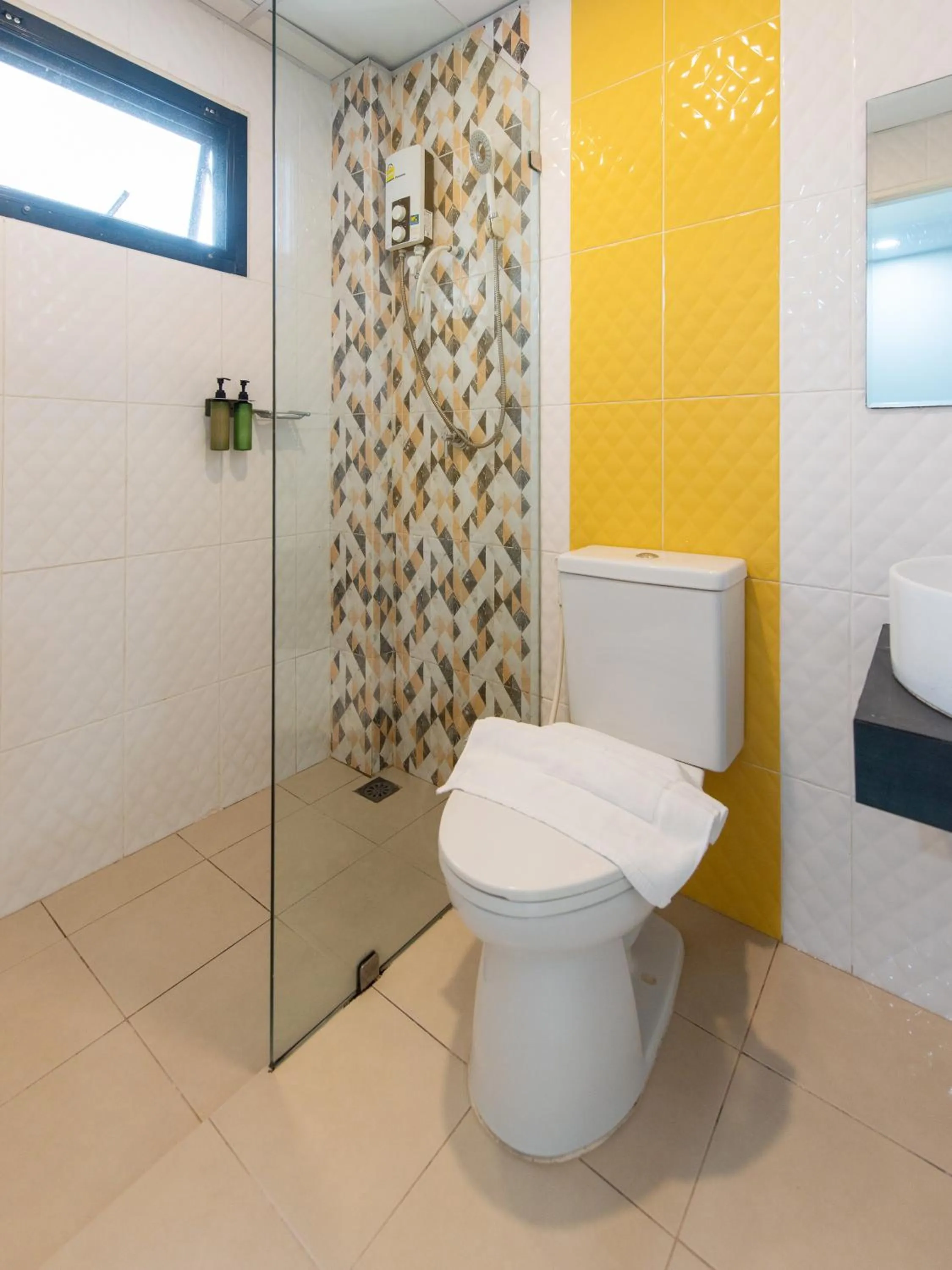 Toilet in Riski Residence Bangbuathong