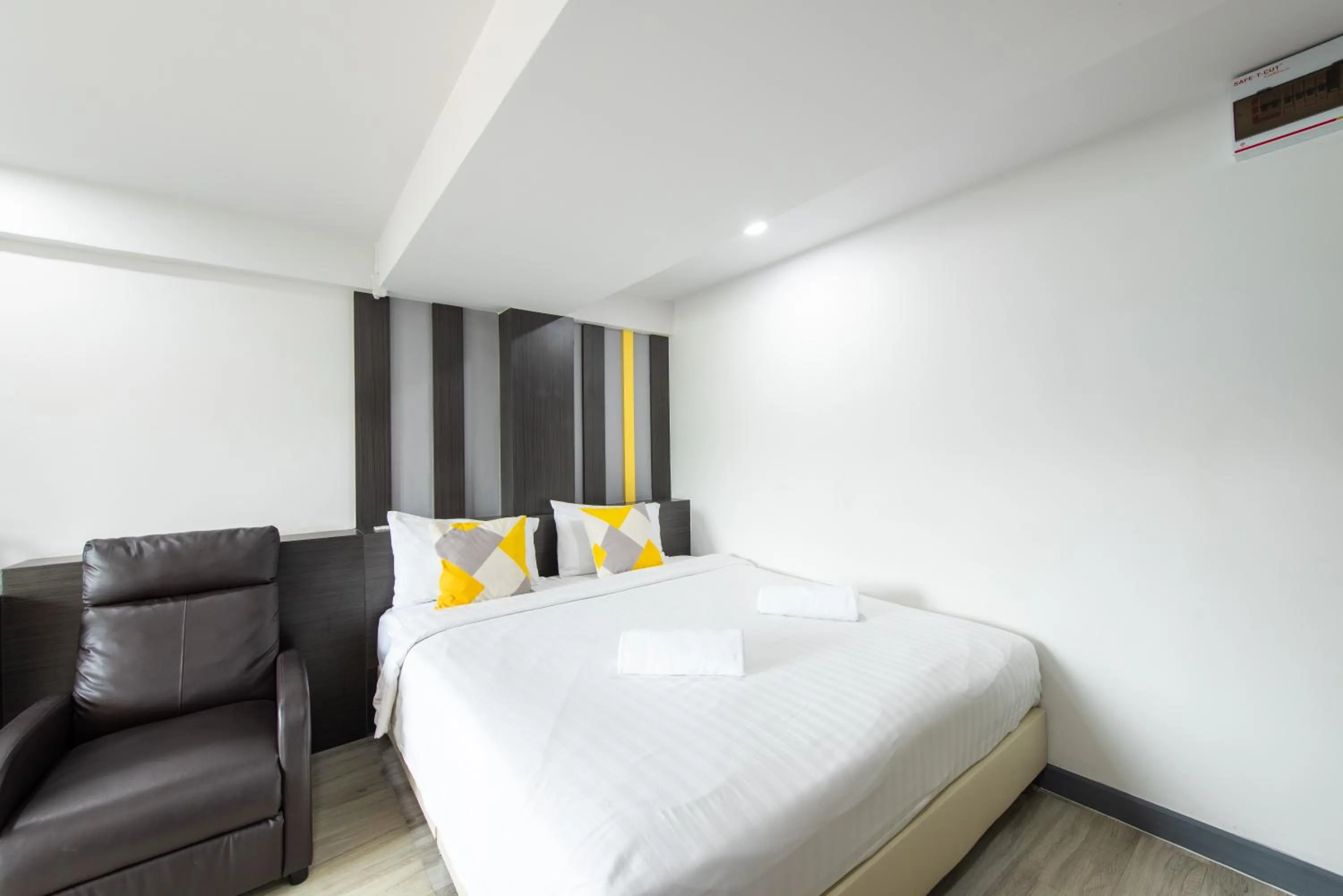 Bedroom, Bed in Riski Residence Bangbuathong