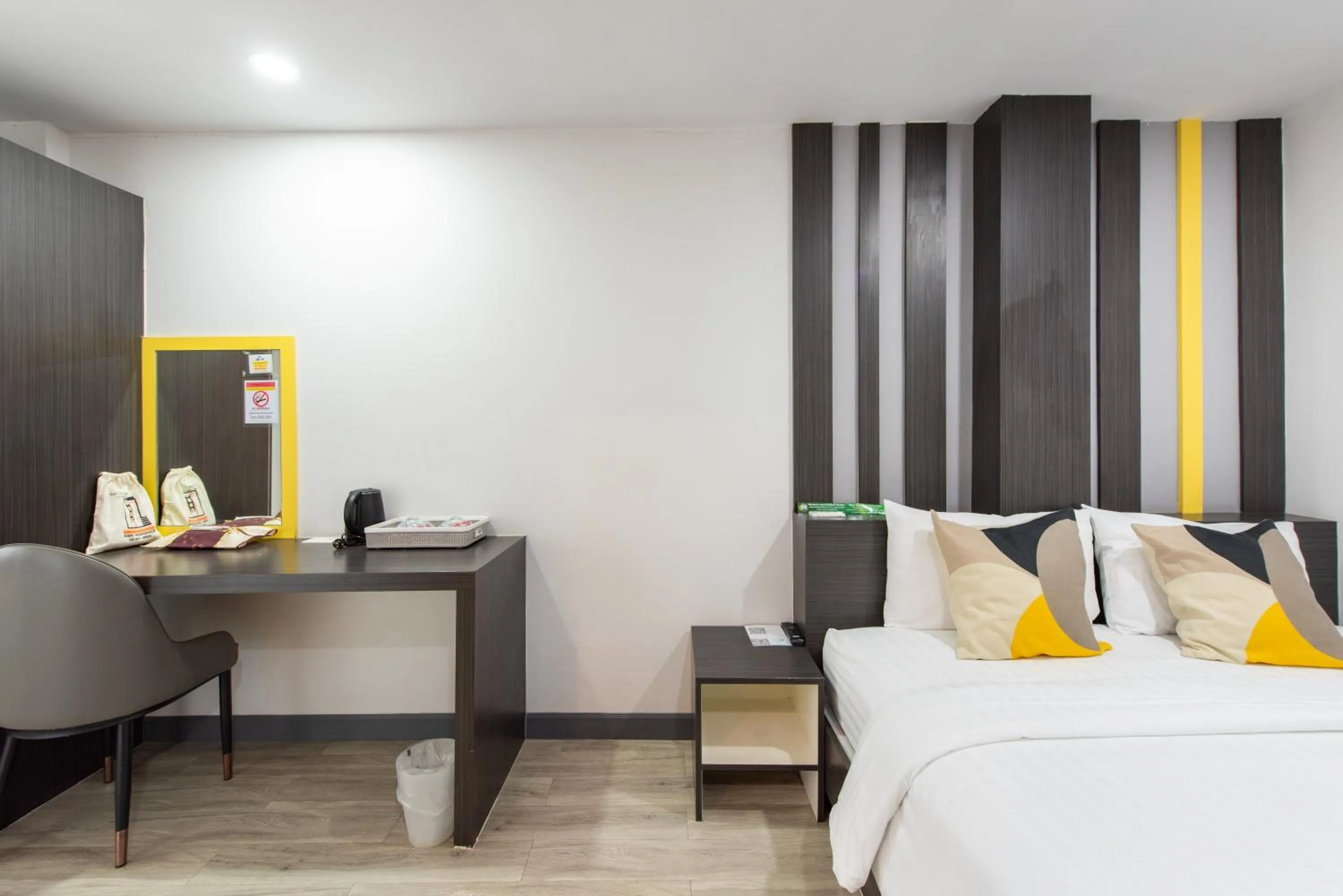 Photo of the whole room, Bed in Riski Residence Bangbuathong