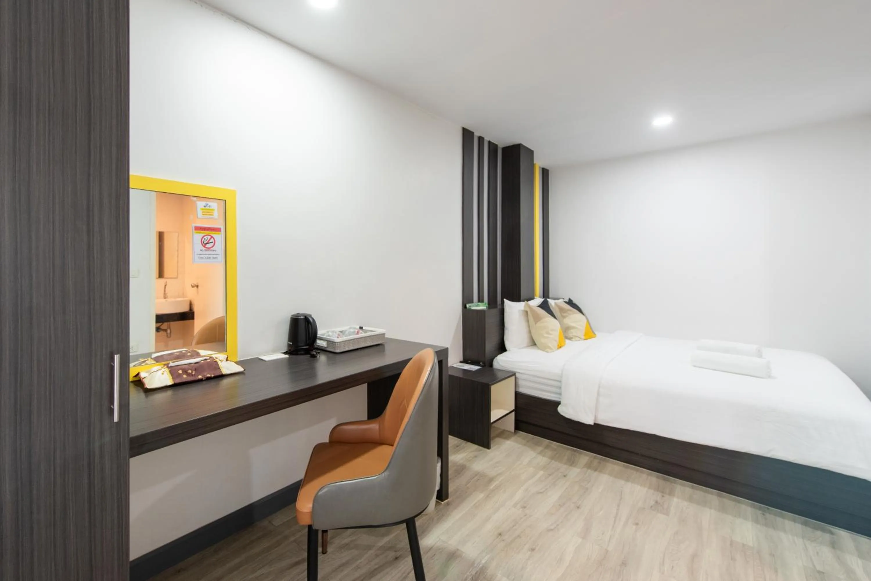 Photo of the whole room, Bed in Riski Residence Bangbuathong