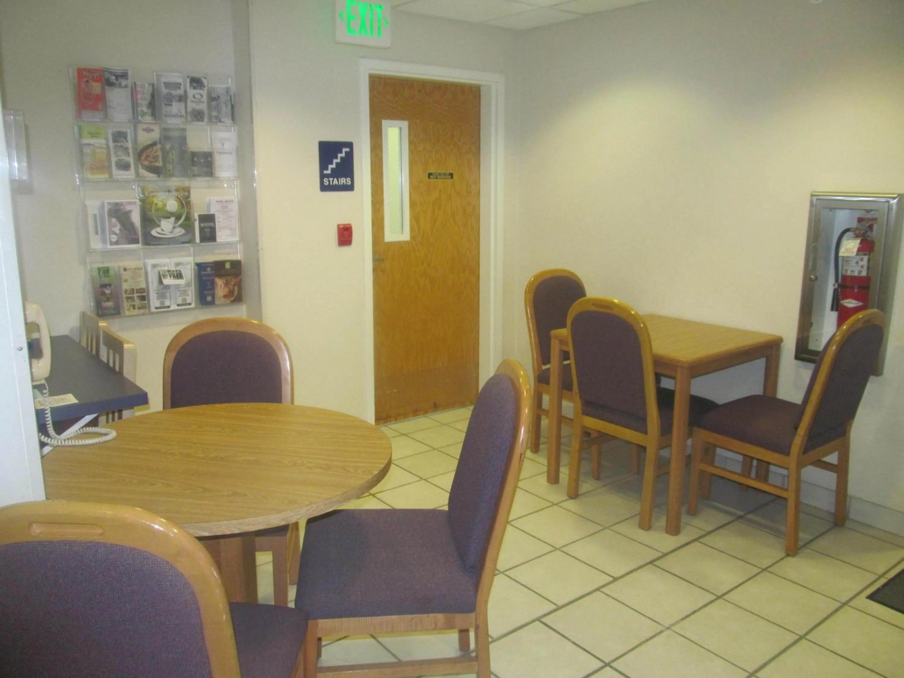 Communal lounge/ TV room in Microtel Inn by Wyndham Champaign