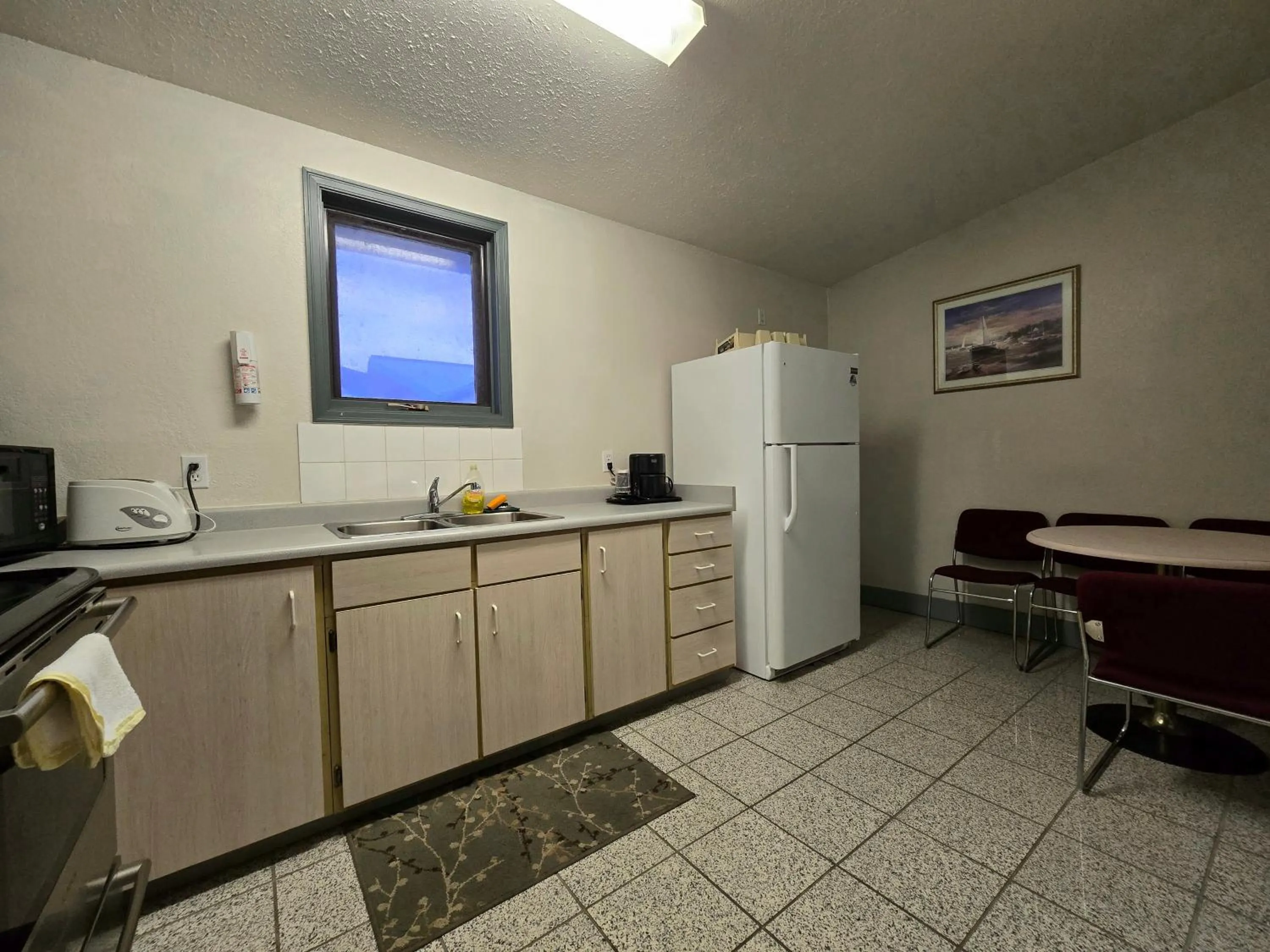 kitchen in Alpine Inn