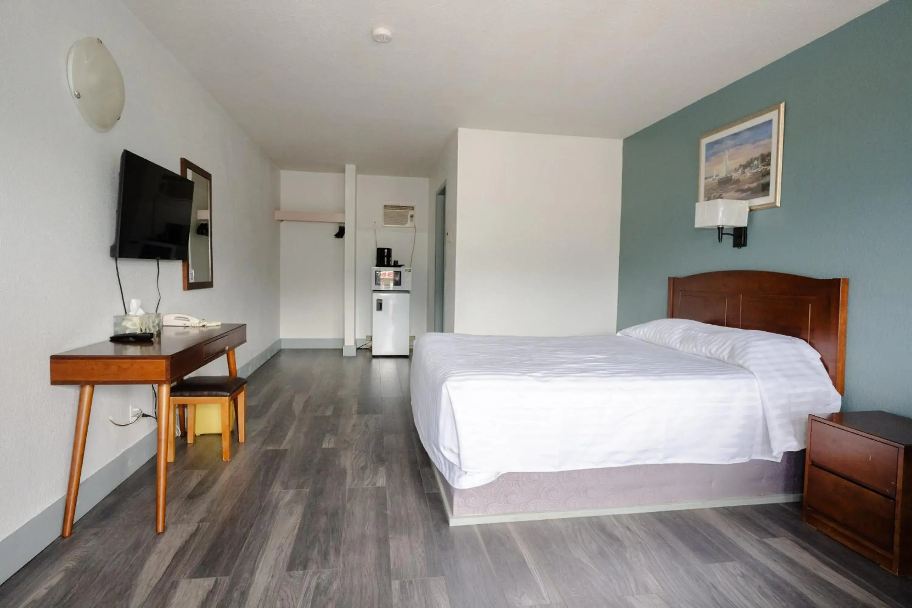 Budget Double Room - single occupancy in Alpine Inn Budget Double Room - single occupancy in Alpine Inn