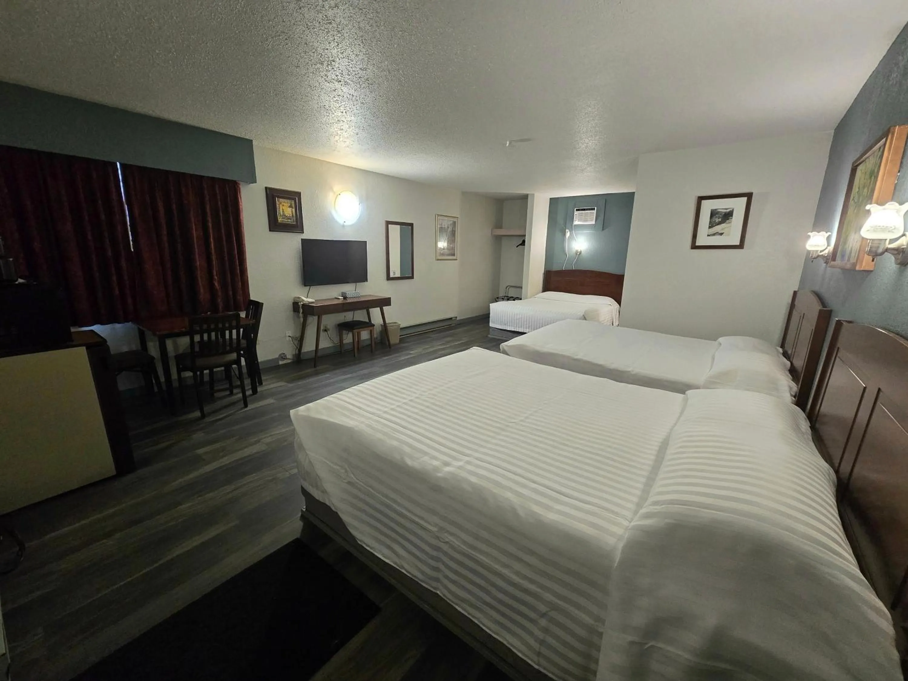 Bedroom, Bed in Alpine Inn