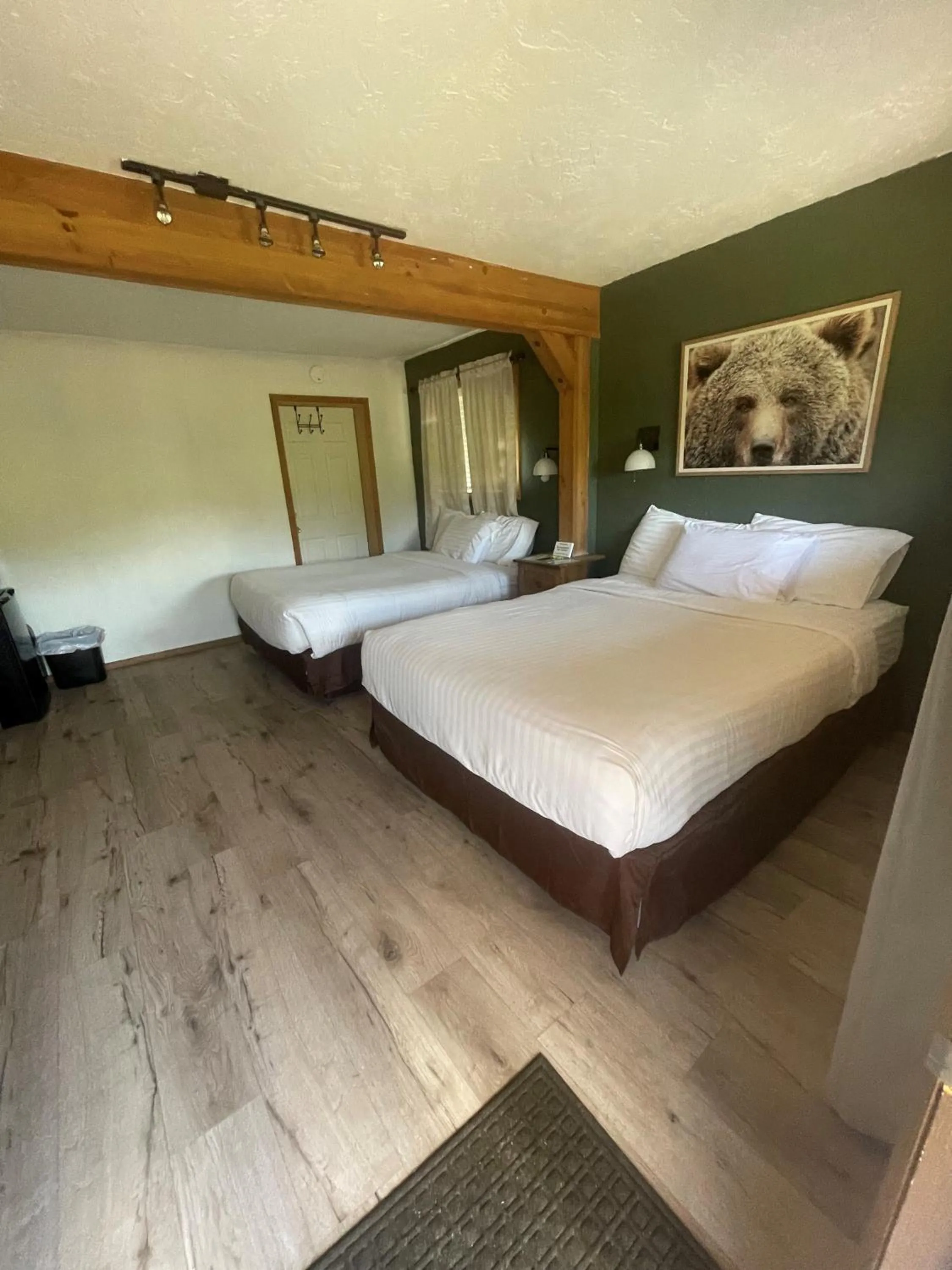 Photo of the whole room, Bed in The Spruce Lodge