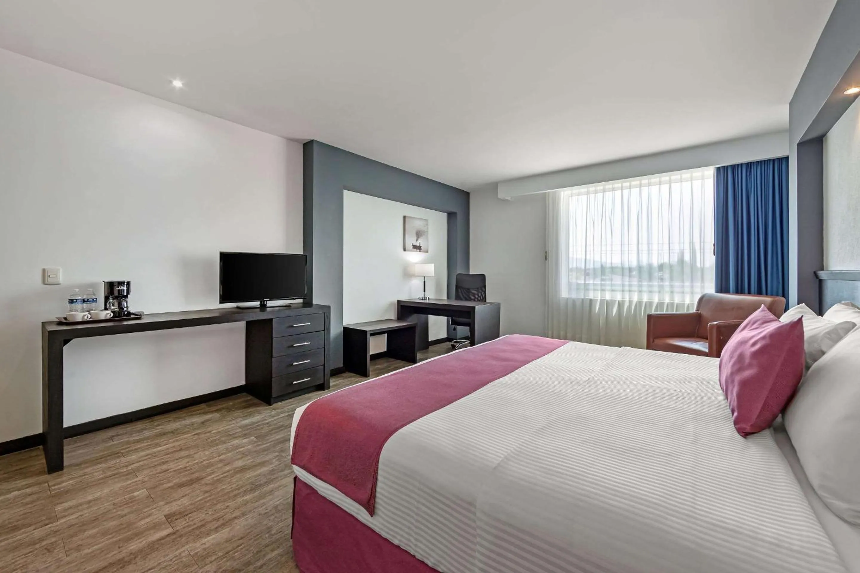 Photo of the whole room in Comfort Inn Morelia