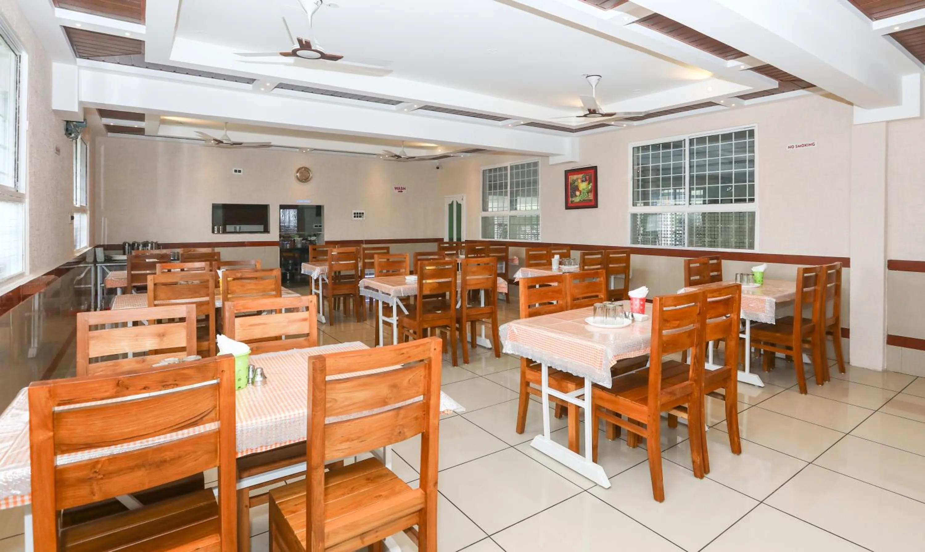 Restaurant/places to eat in Treebo Durga Boji Grand, Gonikoppal Town