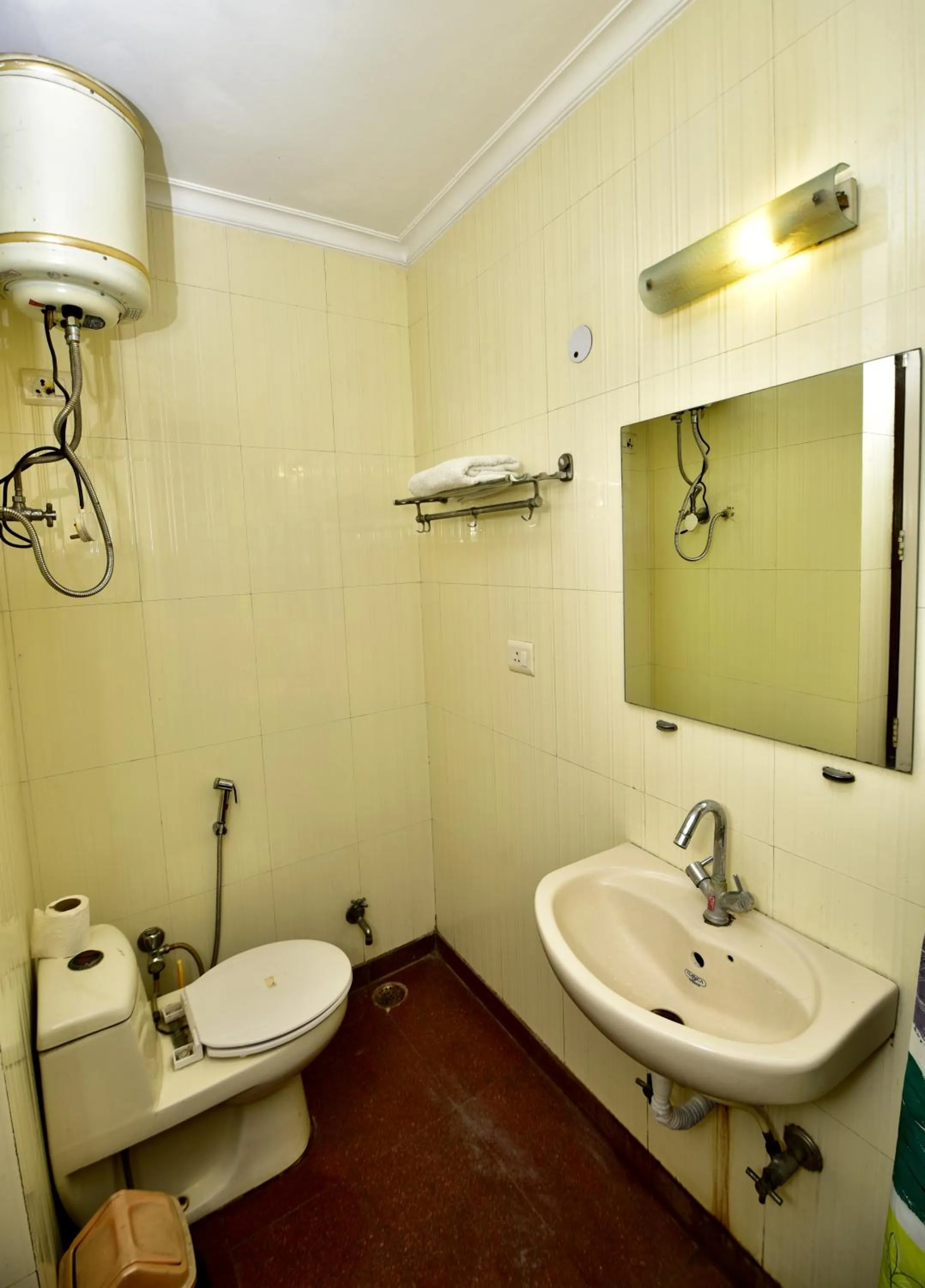 Toilet in 2BHK Comfortable Furnished Serviced Apartments in Hauz Khas - Woodpecker Apartments