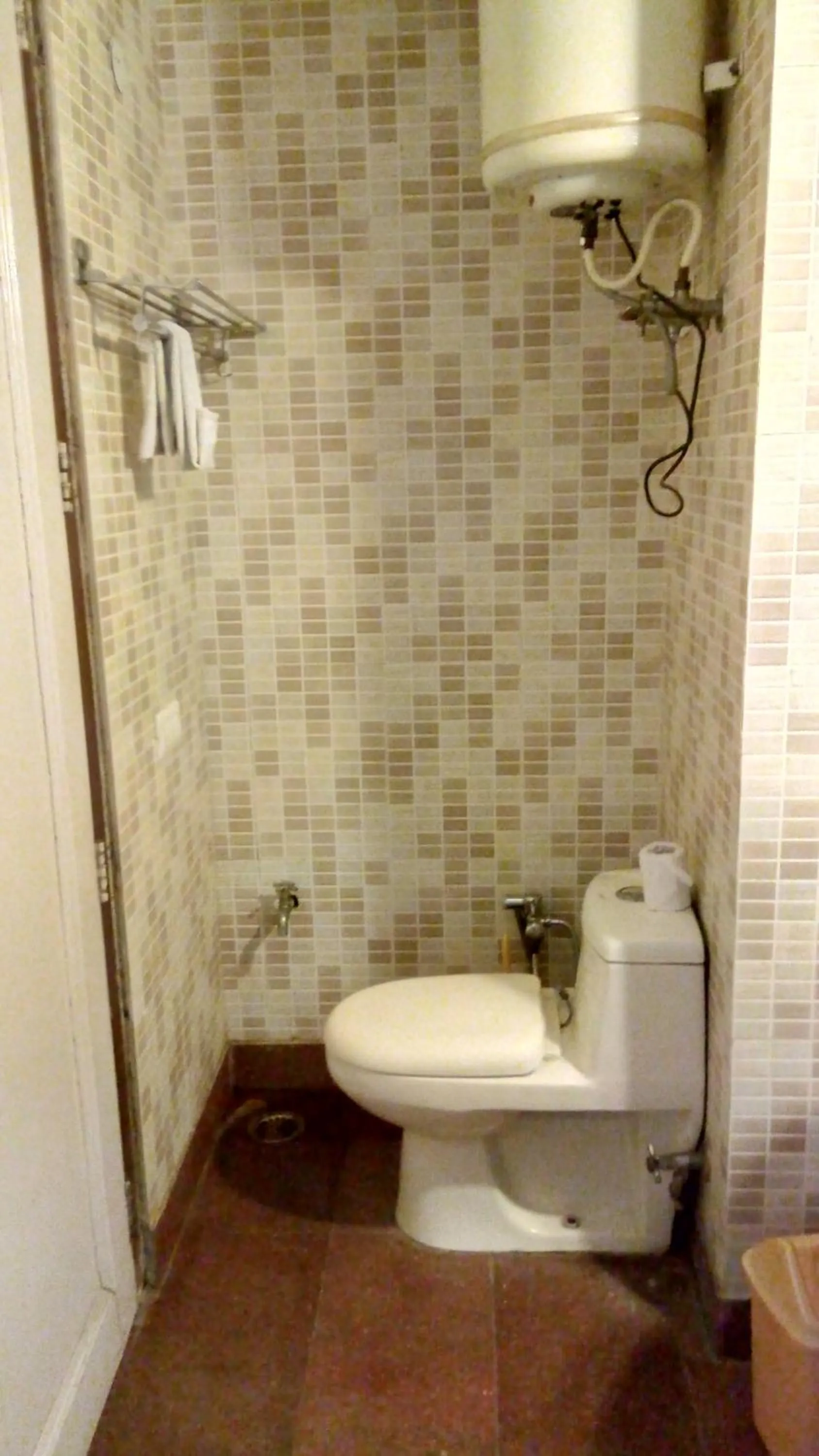 Toilet in 2BHK Comfortable Furnished Serviced Apartments in Hauz Khas - Woodpecker Apartments