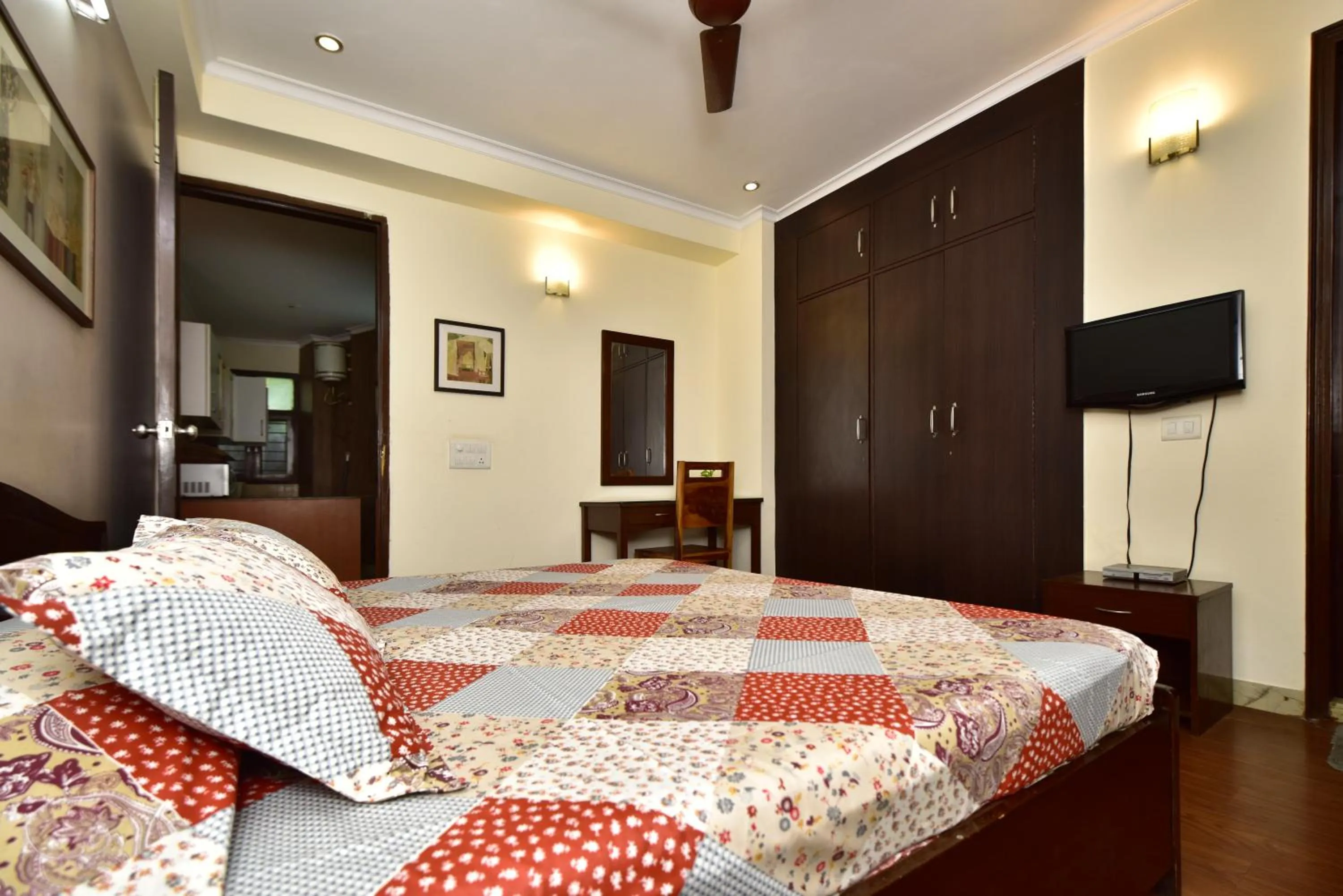 Communal lounge/ TV room, Bed in 2BHK Comfortable Furnished Serviced Apartments in Hauz Khas - Woodpecker Apartments