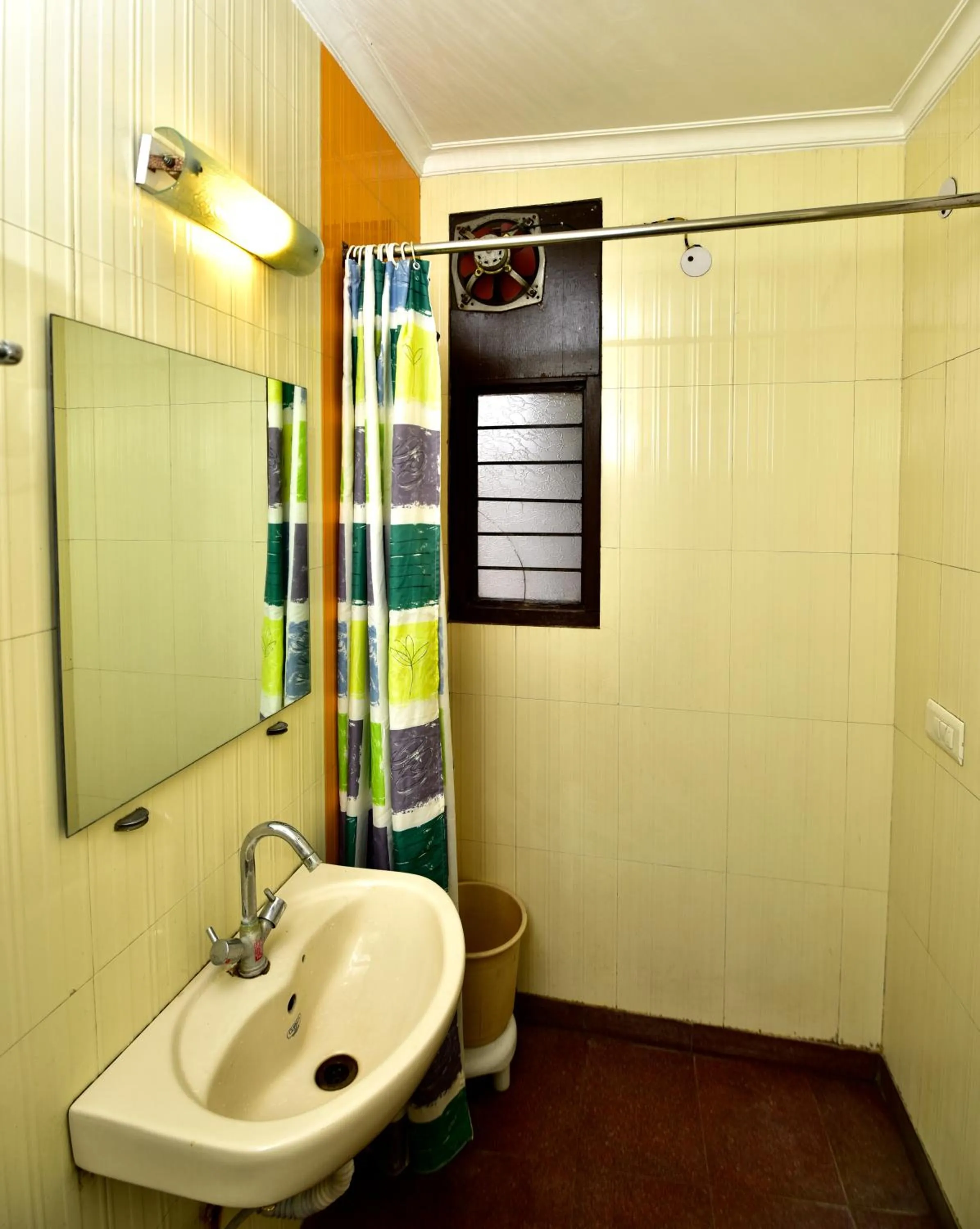 Bathroom in 2BHK Comfortable Furnished Serviced Apartments in Hauz Khas - Woodpecker Apartments