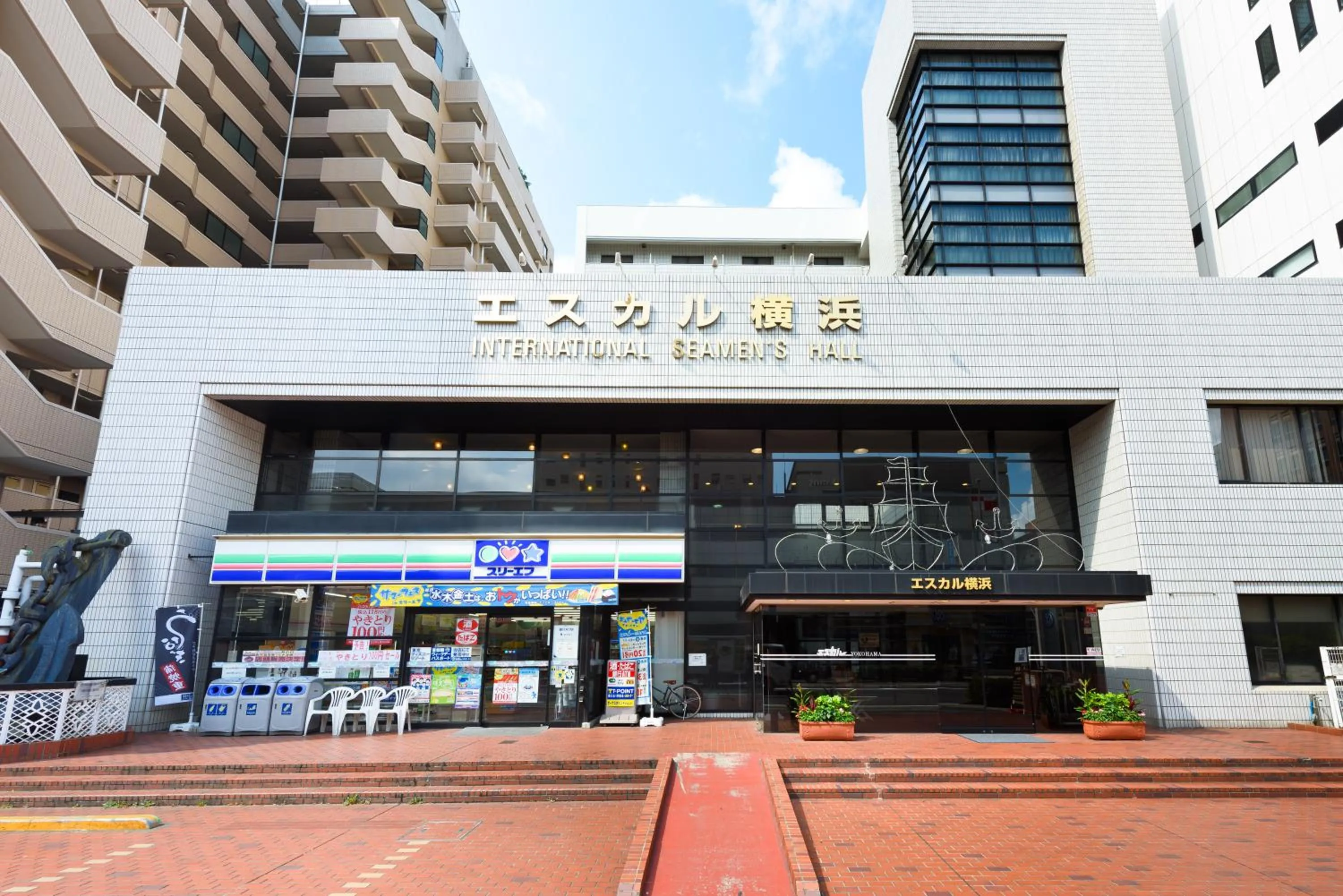 Facade/entrance in ESCALE-YOKOHAMA