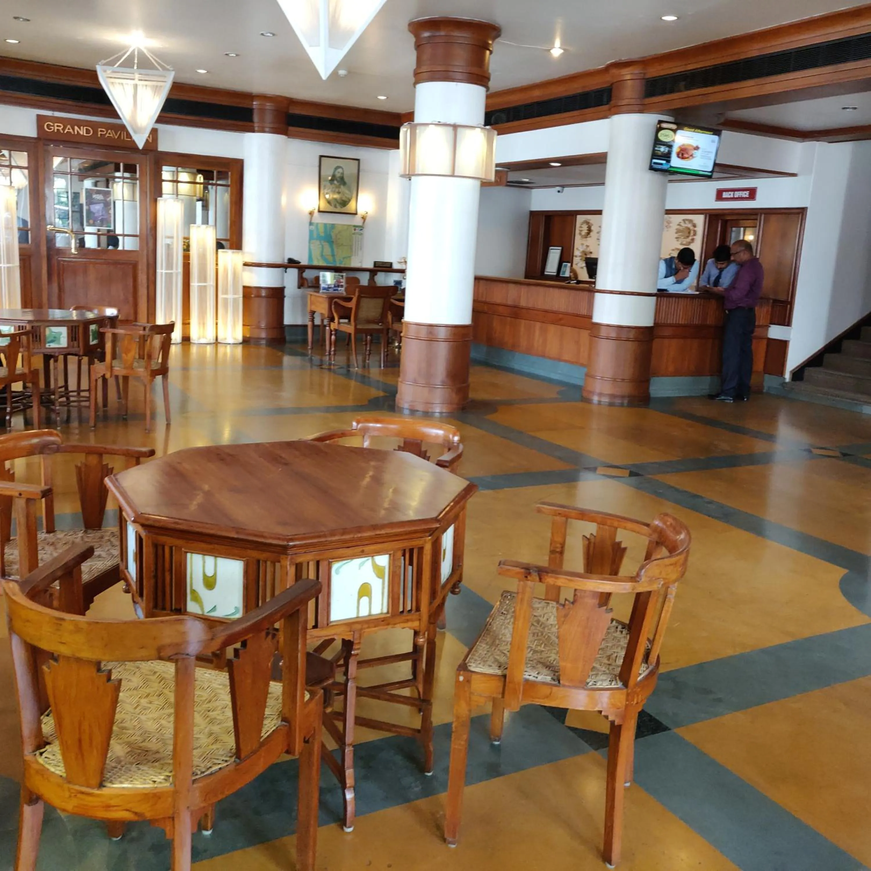 Restaurant/places to eat in Grand Hotel