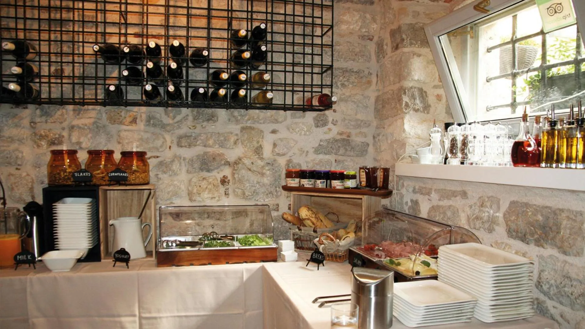 Restaurant/places to eat in Heritage Hotel Cardo