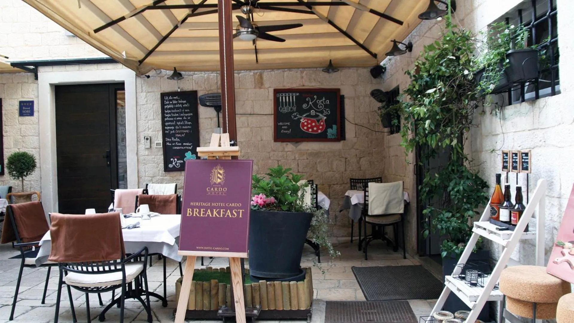 Restaurant/places to eat in Heritage Hotel Cardo