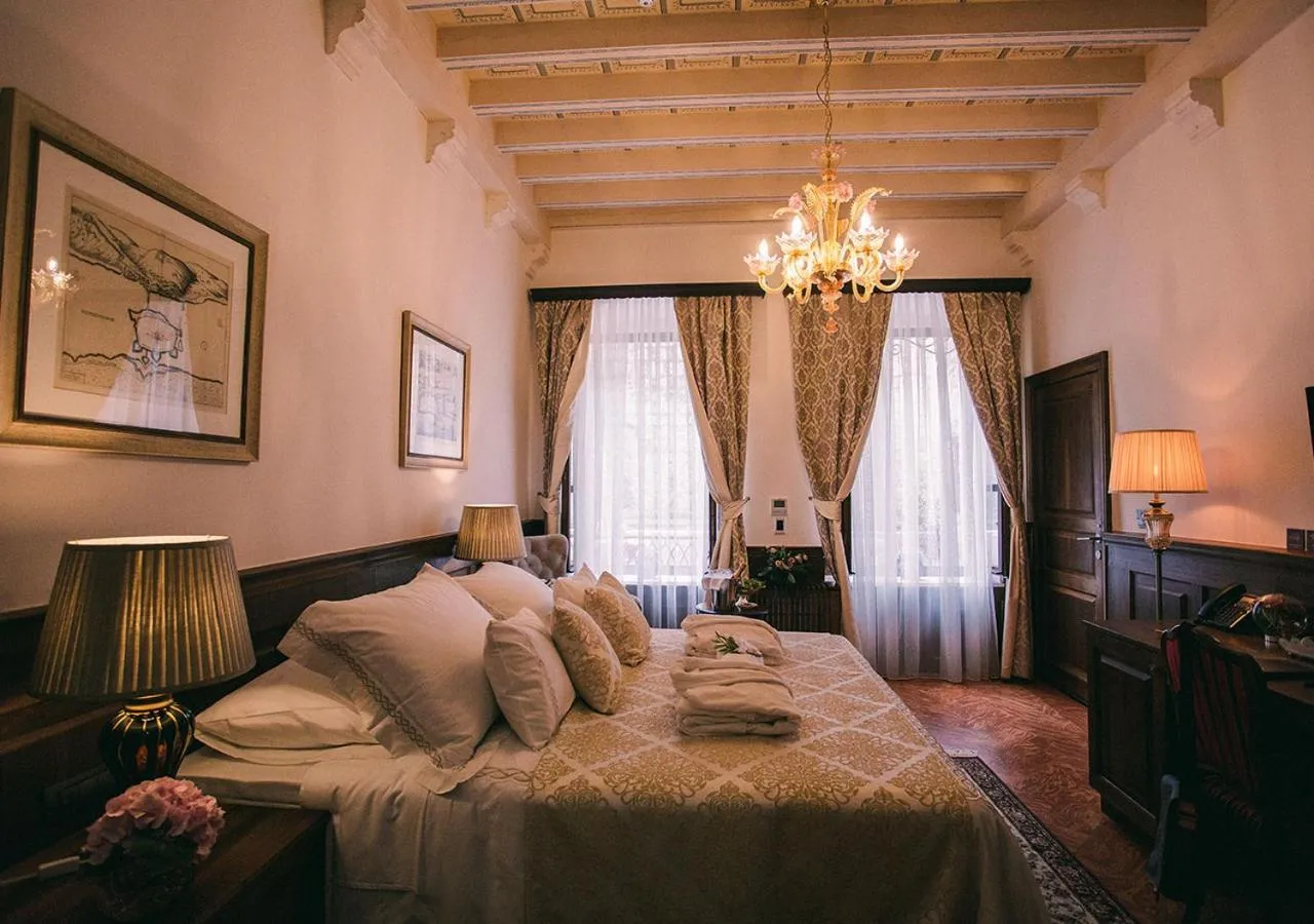 Bed in Heritage Hotel Cardo