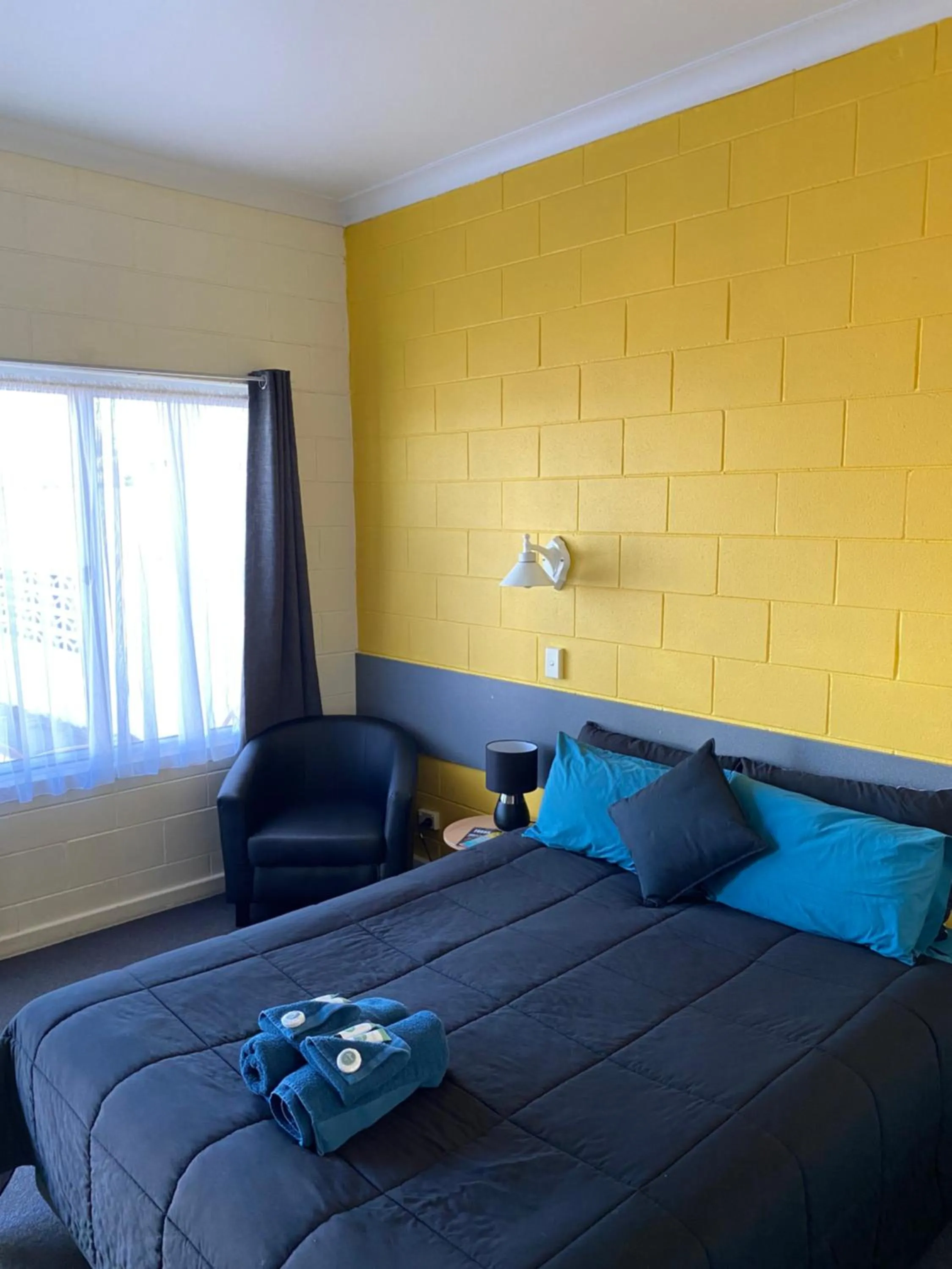 Bed in Central Point Motel