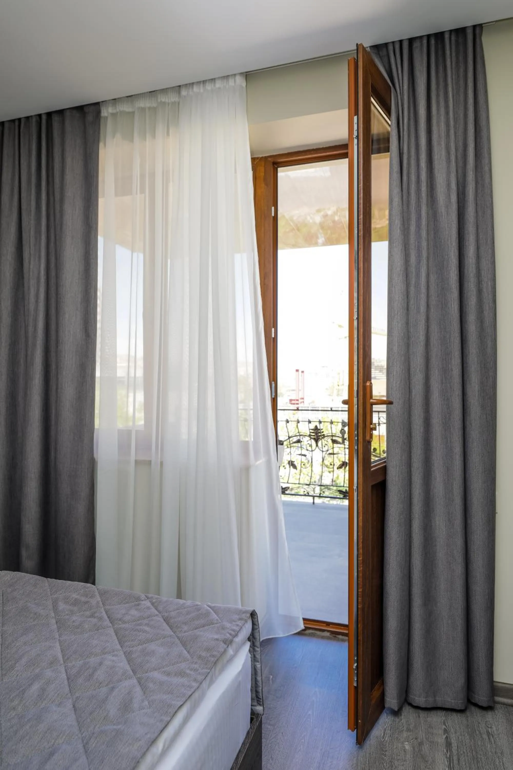 Balcony/Terrace, Bed in Bien hotel