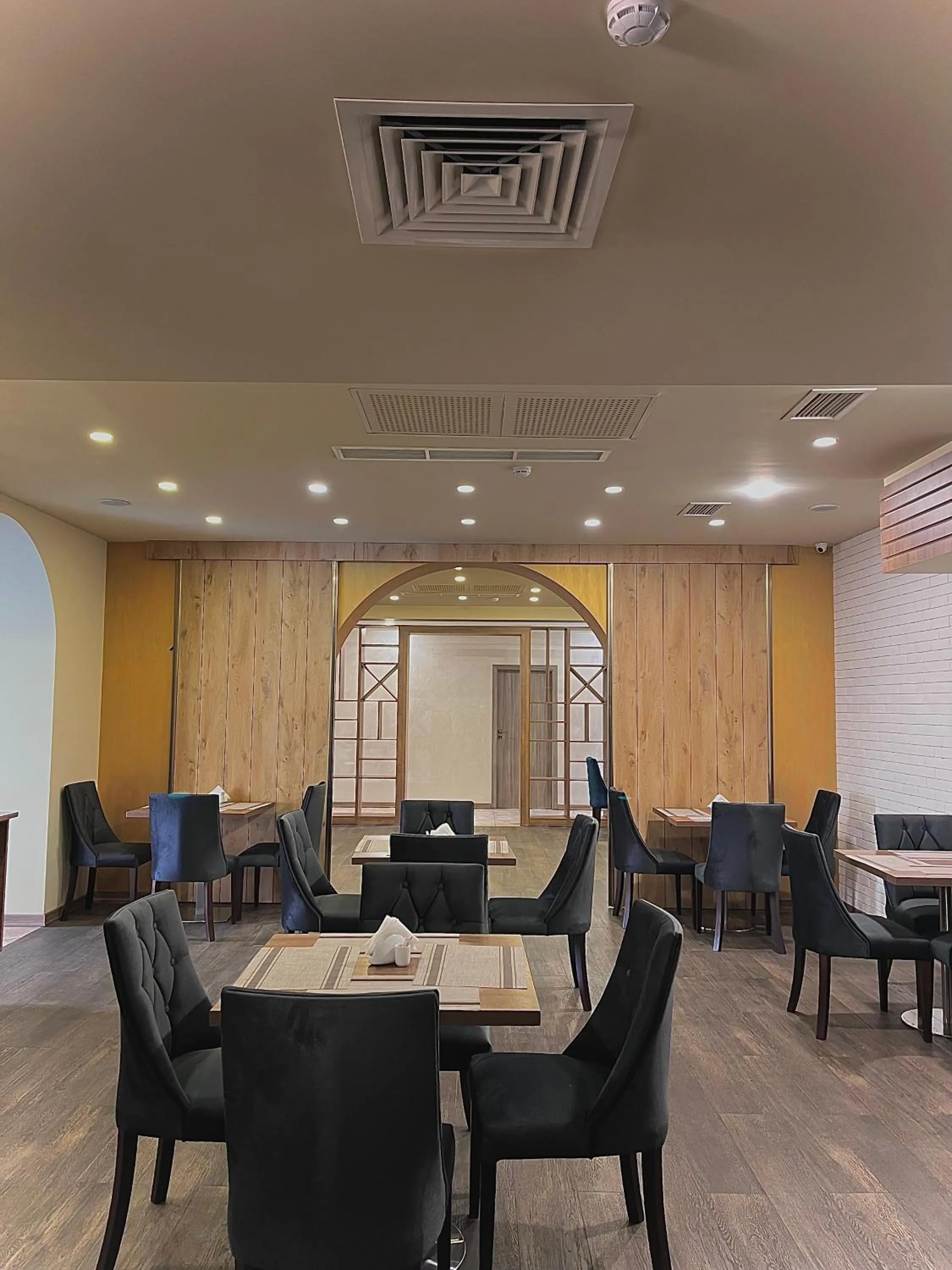 Restaurant/places to eat in Bien hotel