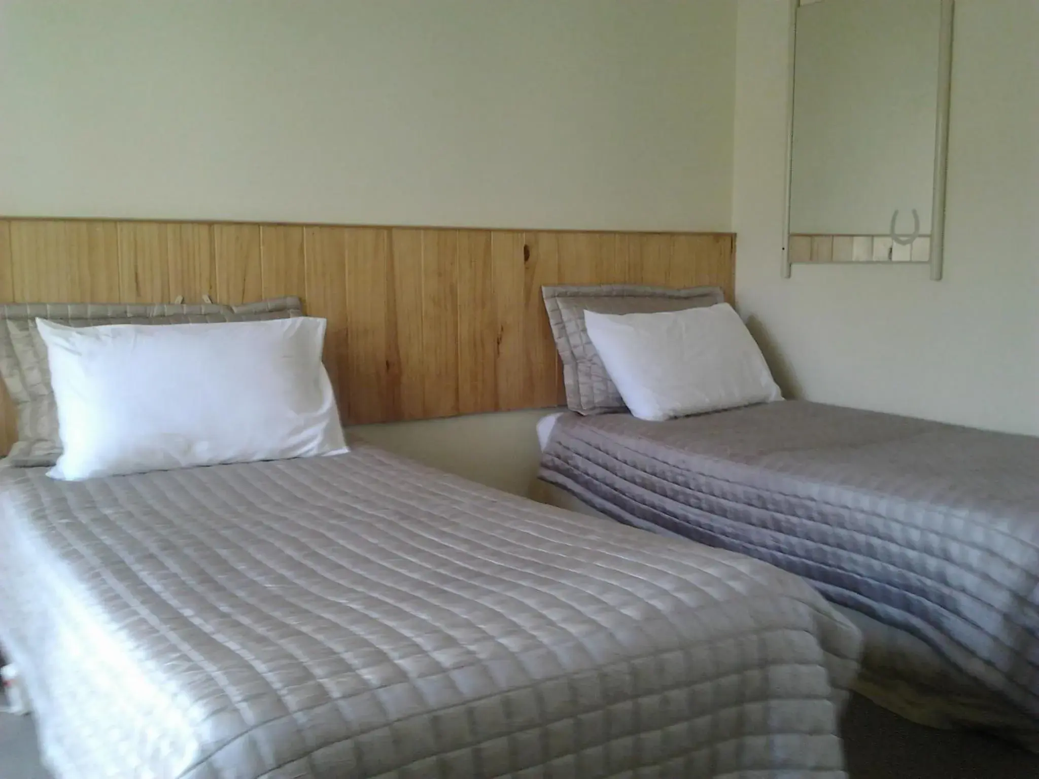 Bed in Avondale Motor Inn