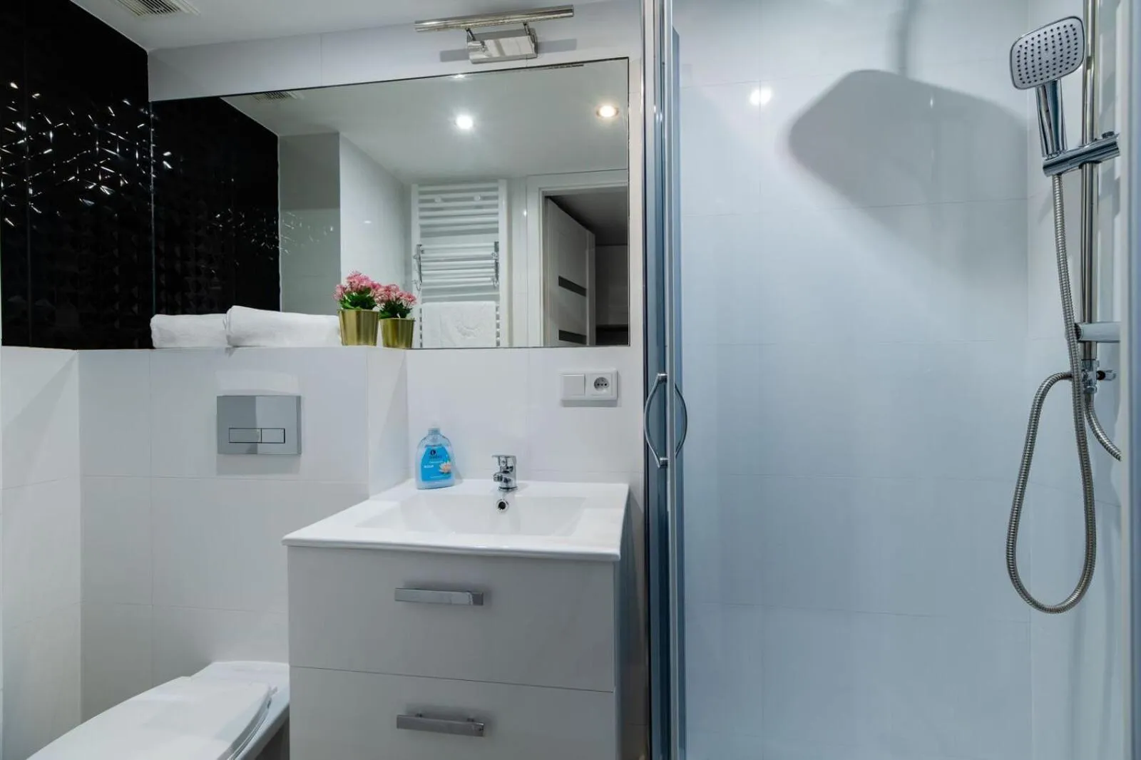 Bathroom in DIETLA 99 APARTMENTS - IDEAL LOCATION - in the heart of Krakow