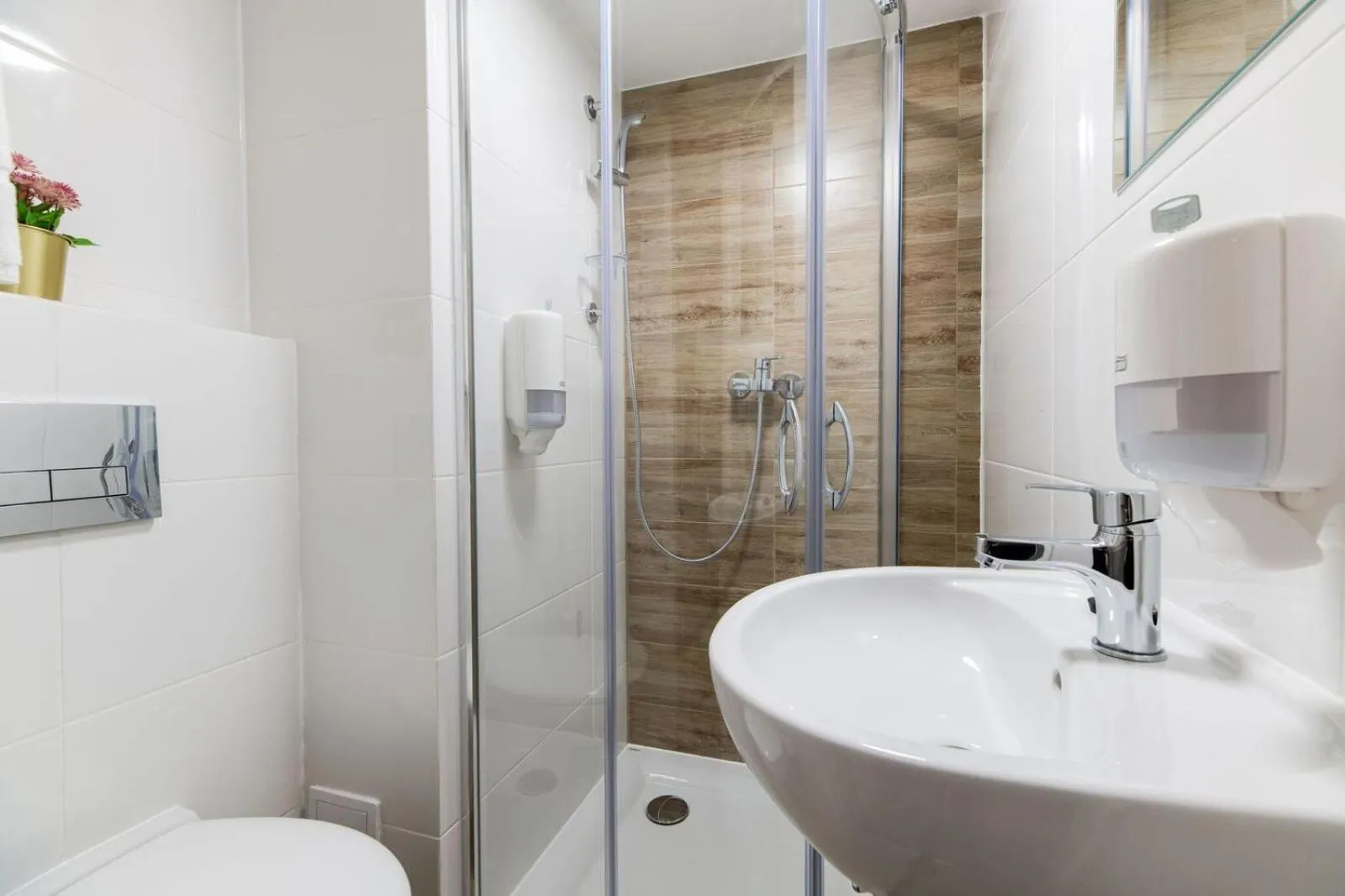 Bathroom in DIETLA 99 APARTMENTS - IDEAL LOCATION - in the heart of Krakow