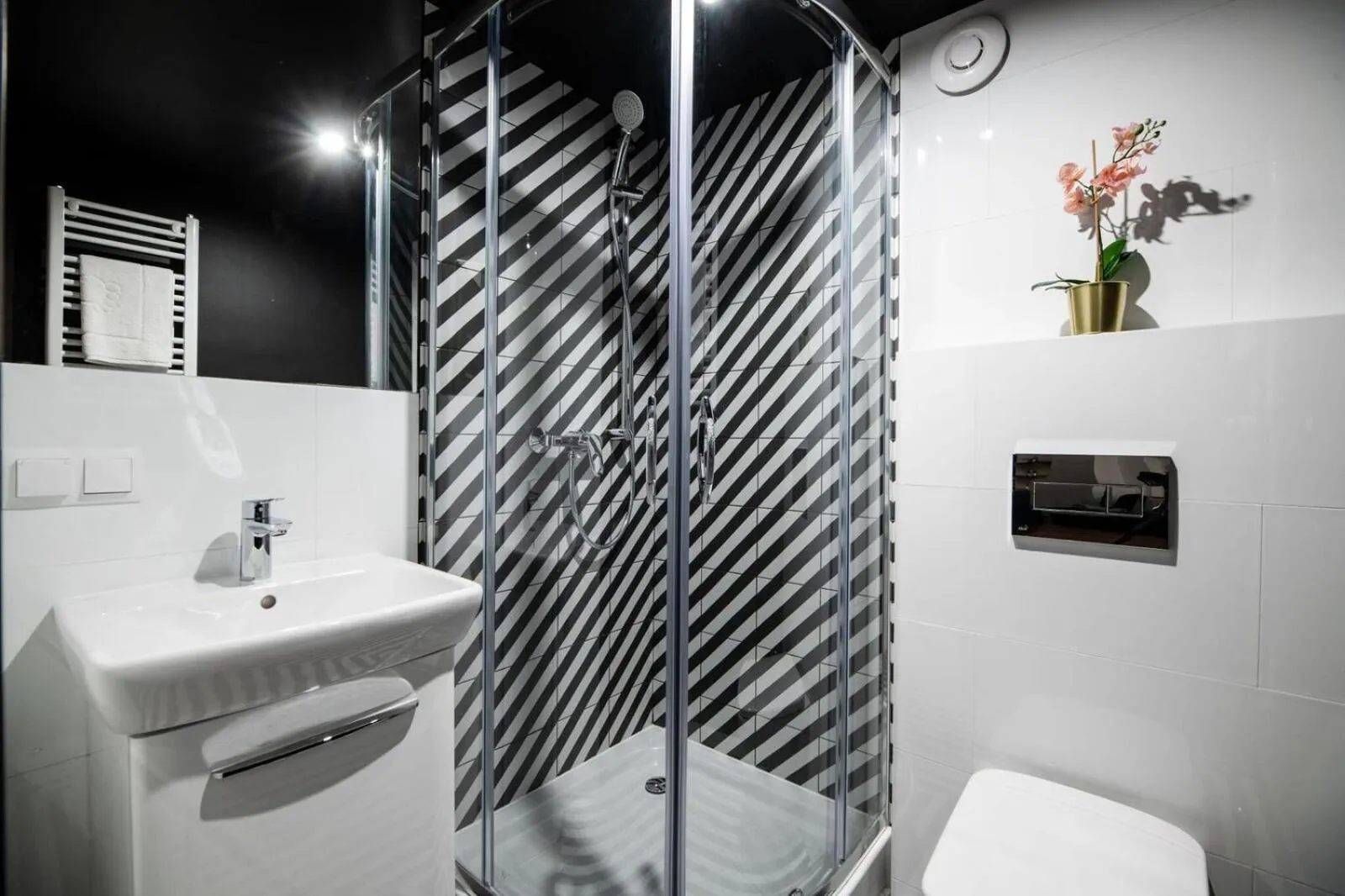 Bathroom in DIETLA 99 APARTMENTS - IDEAL LOCATION - in the heart of Krakow