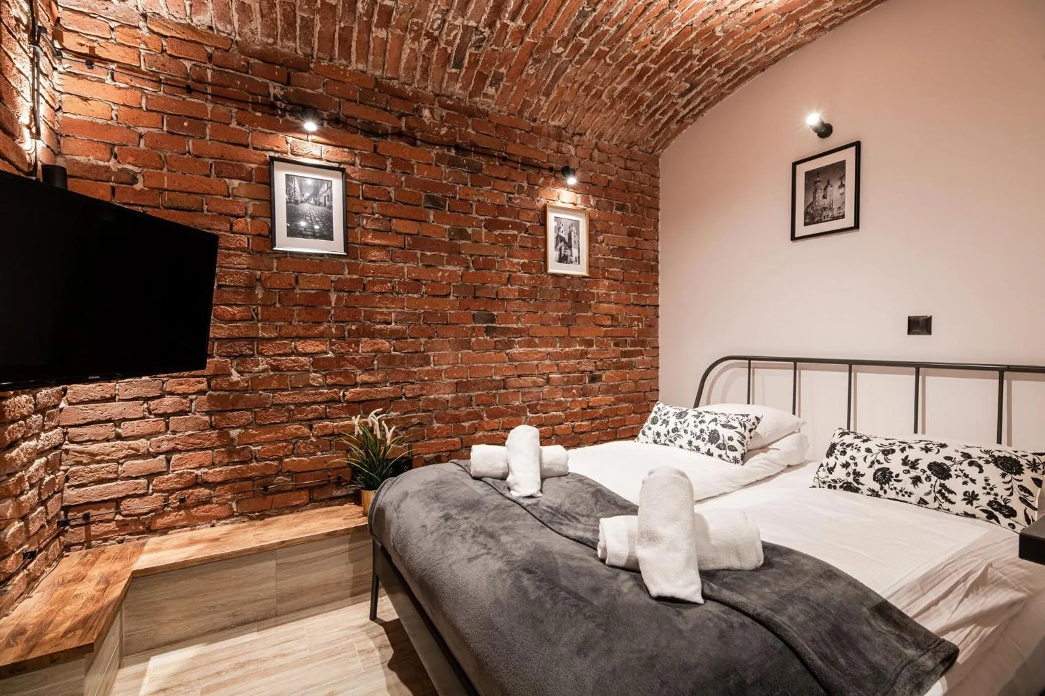 Photo of the whole room, Bed in DIETLA 99 APARTMENTS - IDEAL LOCATION - in the heart of Krakow