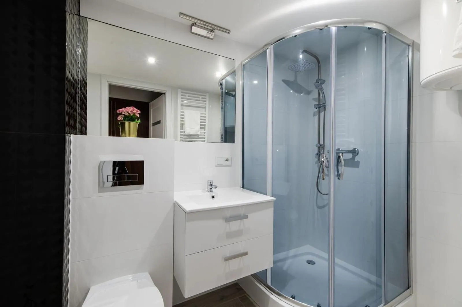 Bathroom in DIETLA 99 APARTMENTS - IDEAL LOCATION - in the heart of Krakow