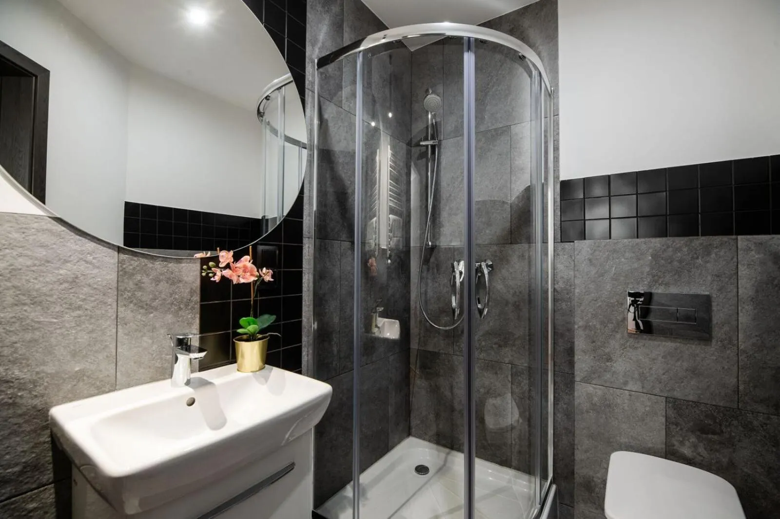 Bathroom in DIETLA 99 APARTMENTS - IDEAL LOCATION - in the heart of Krakow