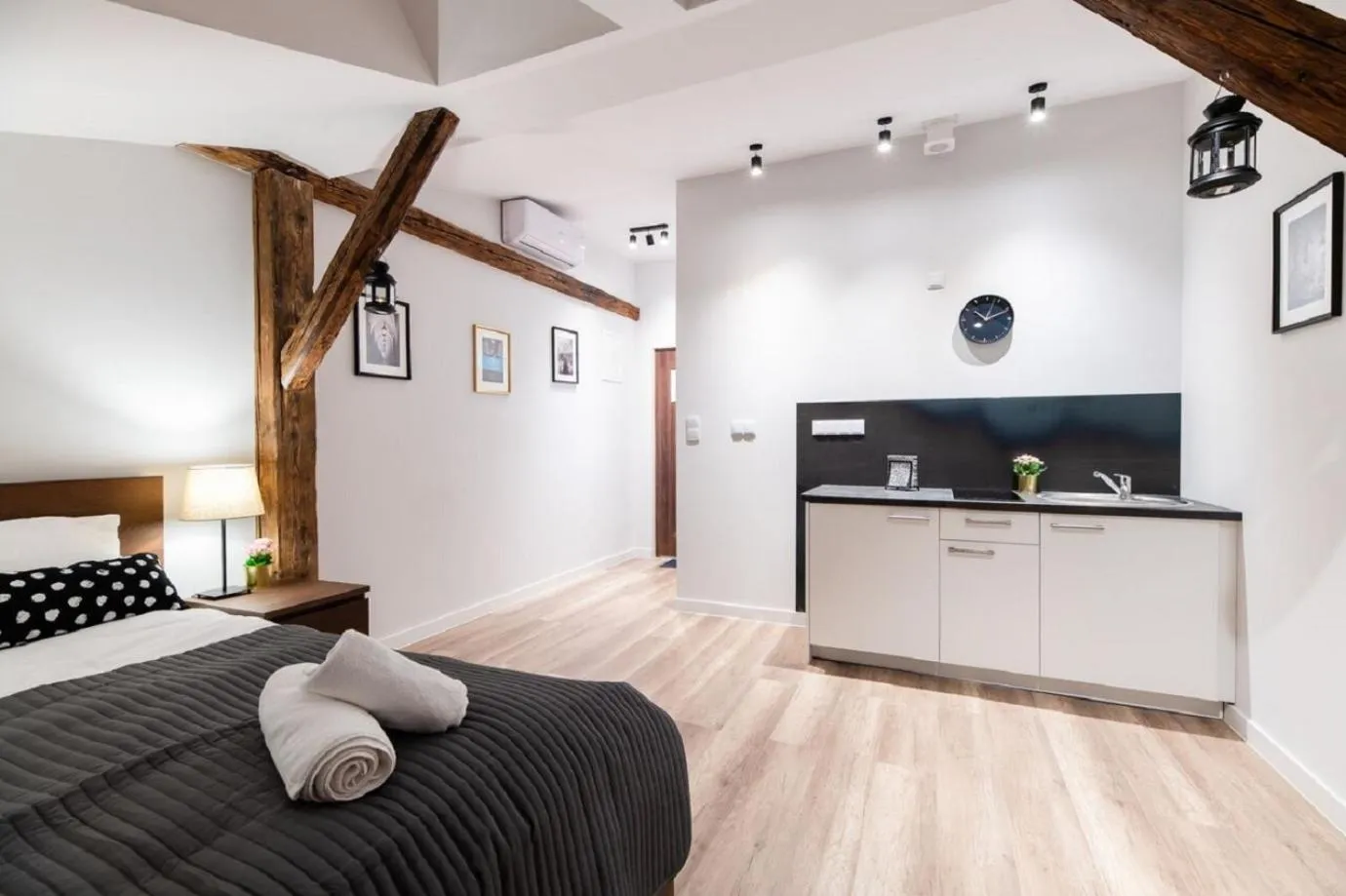 Photo of the whole room, Bed in DIETLA 99 APARTMENTS - IDEAL LOCATION - in the heart of Krakow