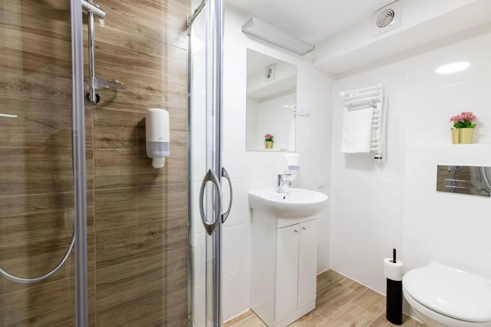 Bathroom in DIETLA 99 APARTMENTS - IDEAL LOCATION - in the heart of Krakow