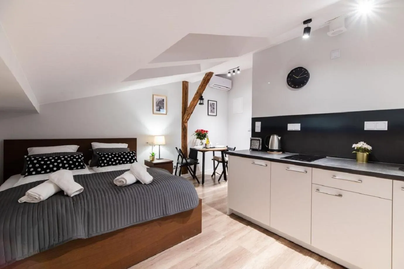 Photo of the whole room, Bed in DIETLA 99 APARTMENTS - IDEAL LOCATION - in the heart of Krakow