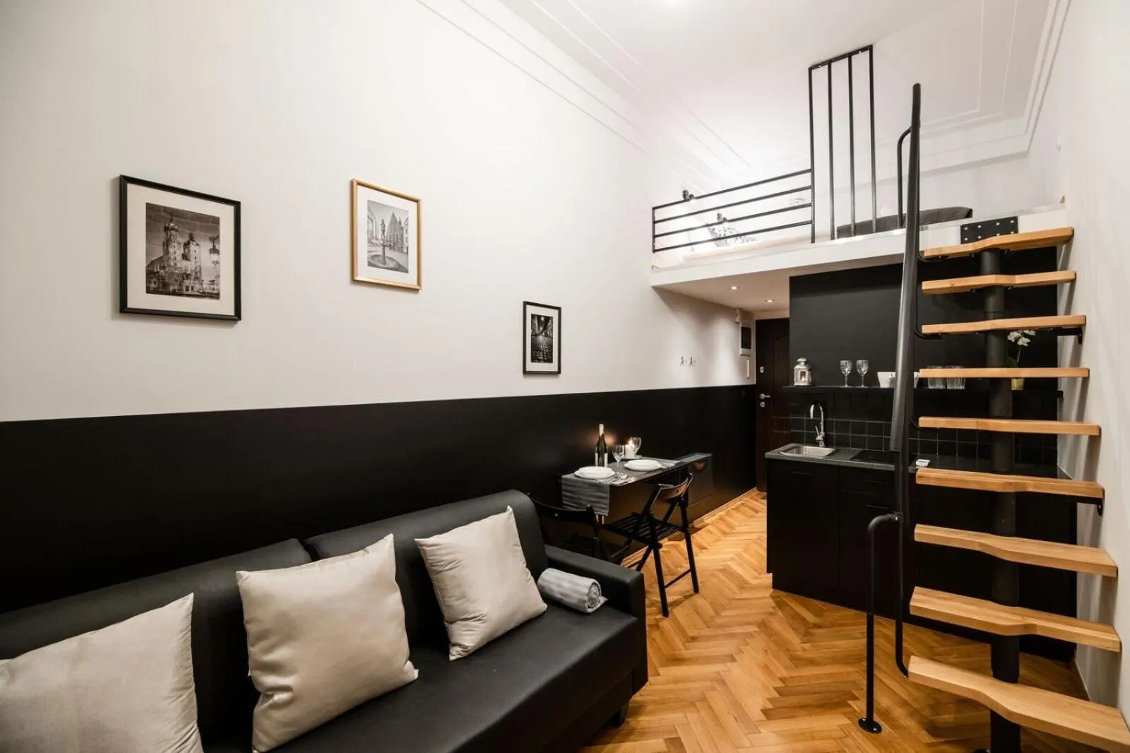 Seating area in DIETLA 99 APARTMENTS - IDEAL LOCATION - in the heart of Krakow