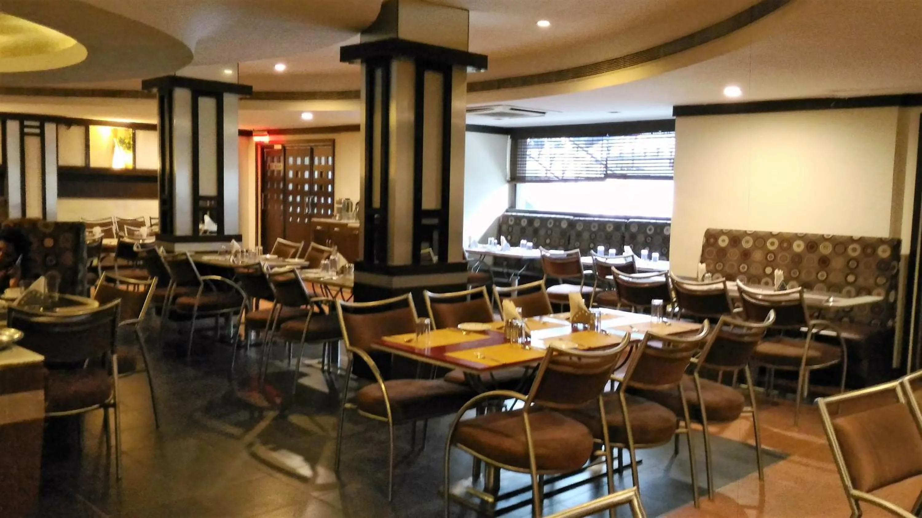 Restaurant/places to eat in Taj Tristar