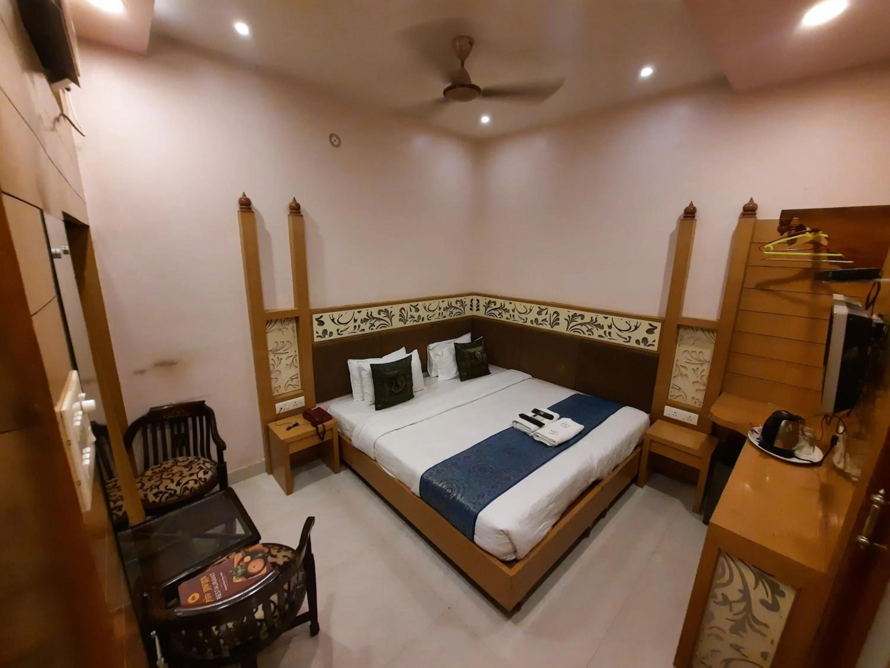 Photo of the whole room, Bed in Hotel Temple On Ganges