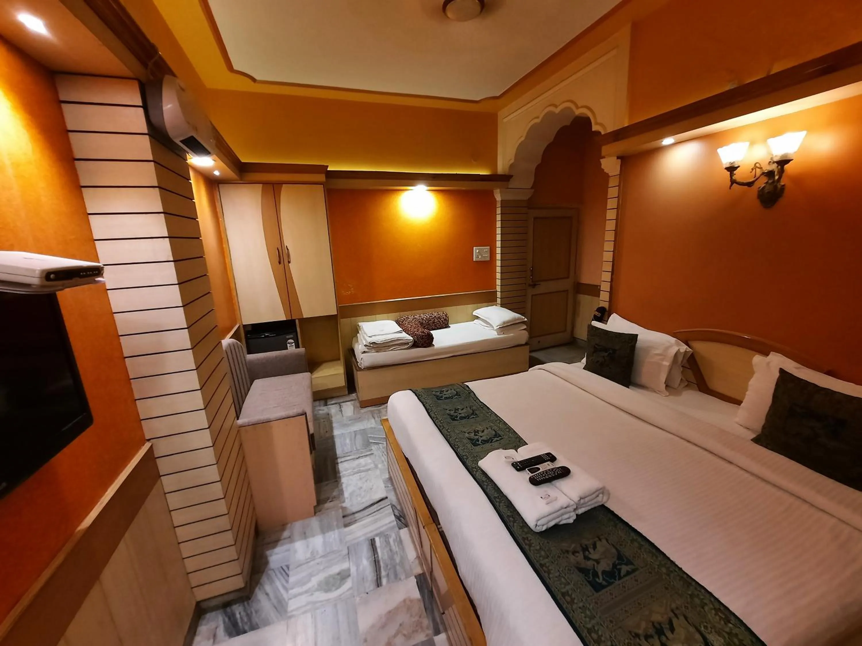 Photo of the whole room, Bed in Hotel Temple On Ganges