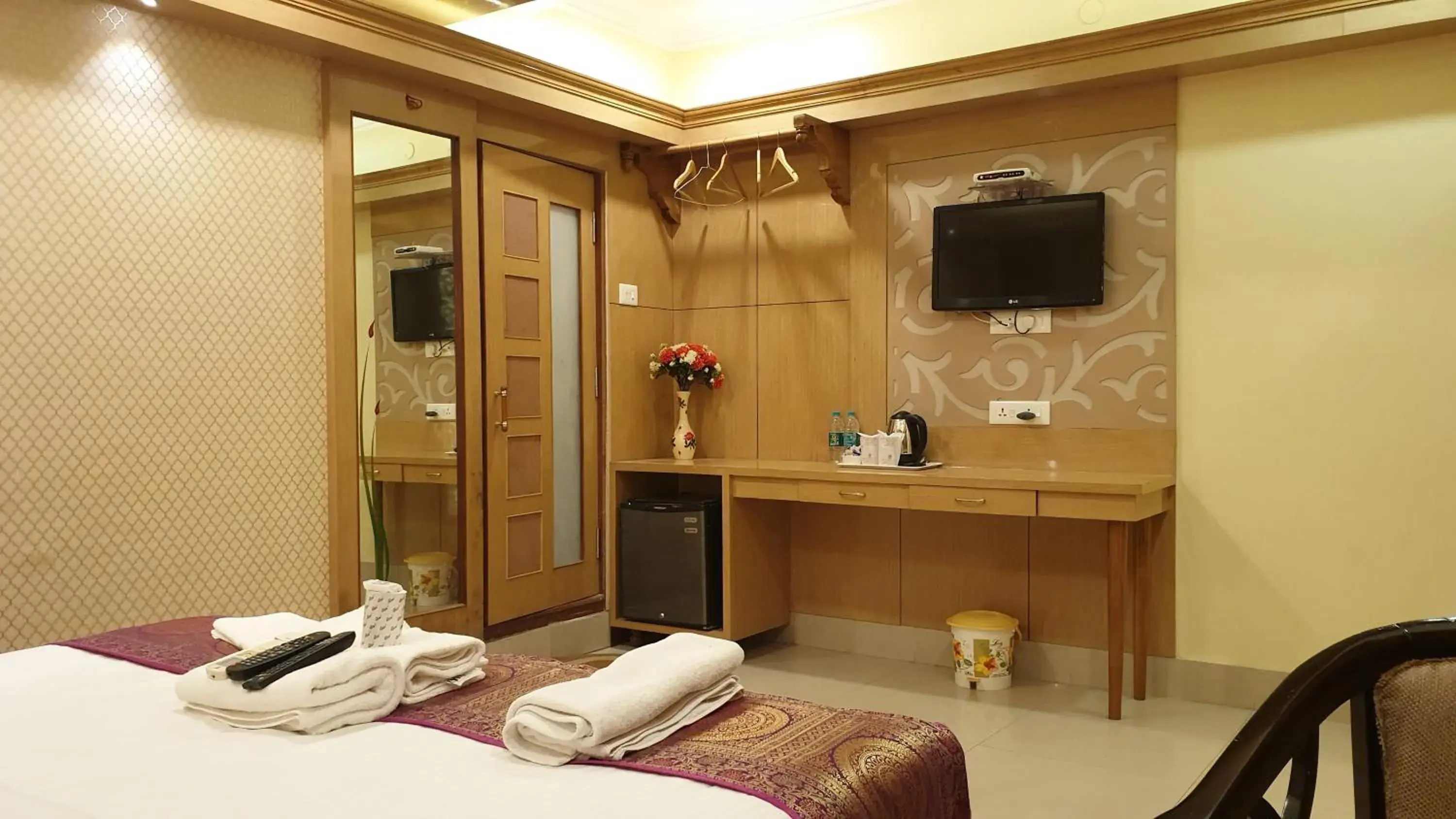 Property building, Bed in Hotel Temple On Ganges Property building, Bed in Hotel Temple On Ganges