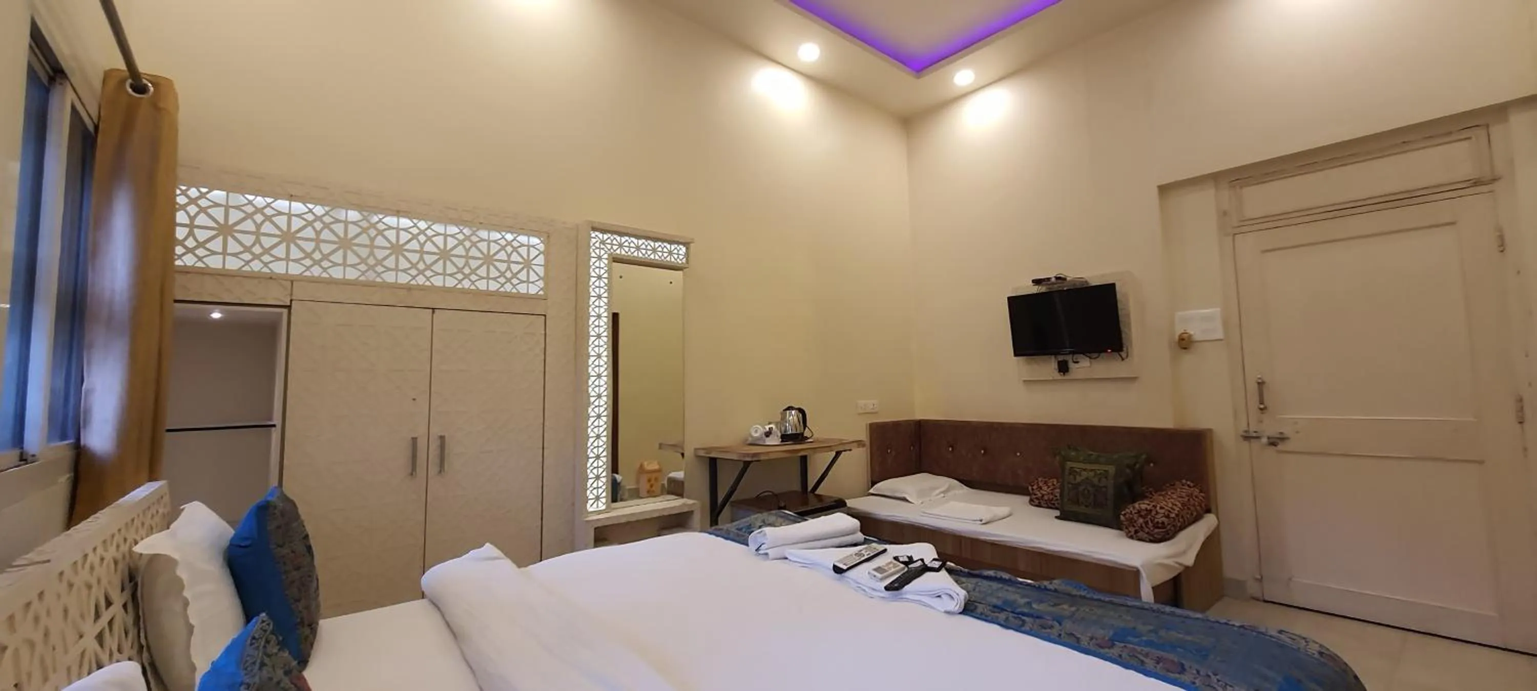 Photo of the whole room, Bed in Hotel Temple On Ganges