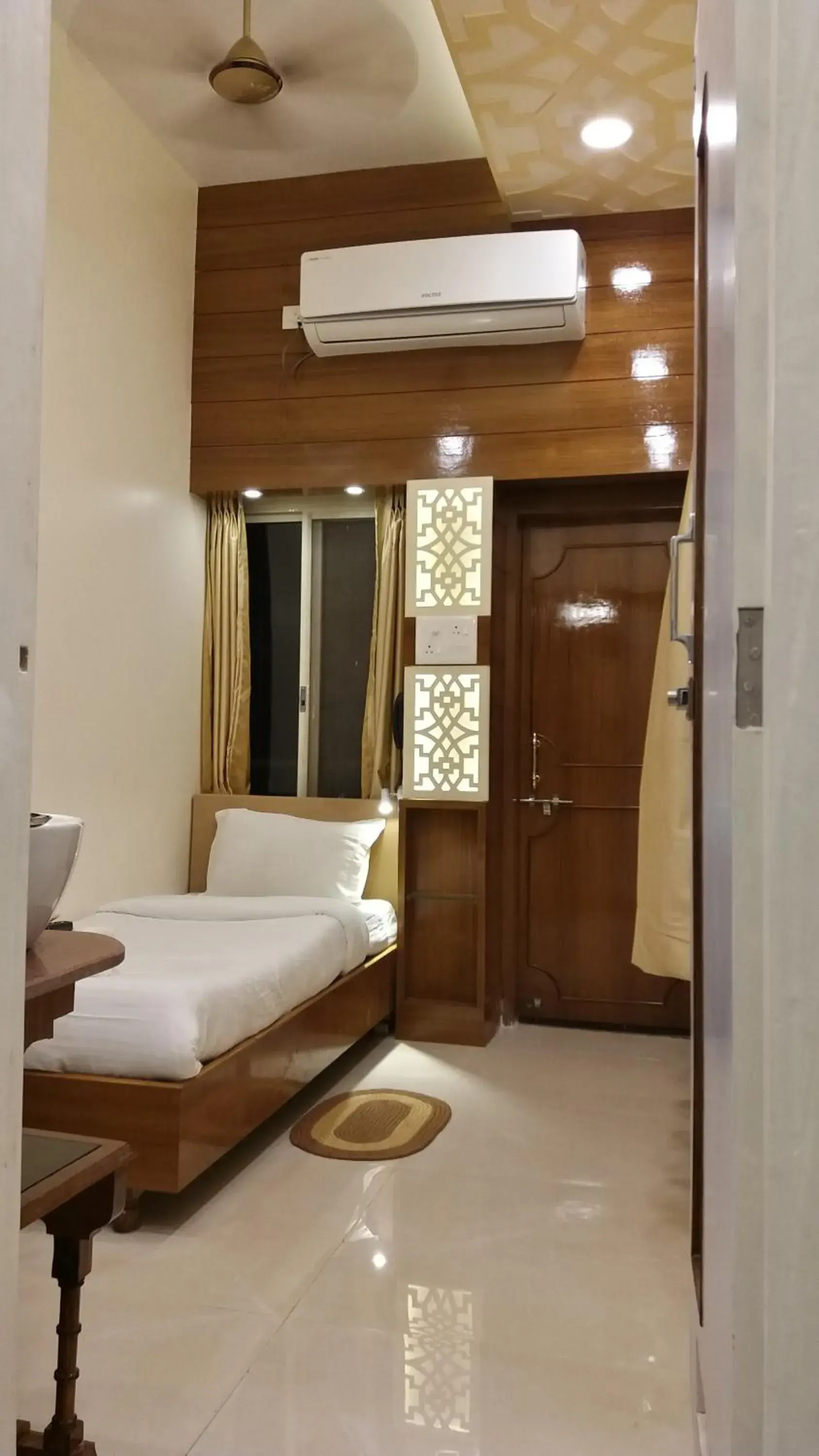 Compact single room river side - single occupancy in Hotel Temple On Ganges Compact single room river side - single occupancy in Hotel Temple On Ganges