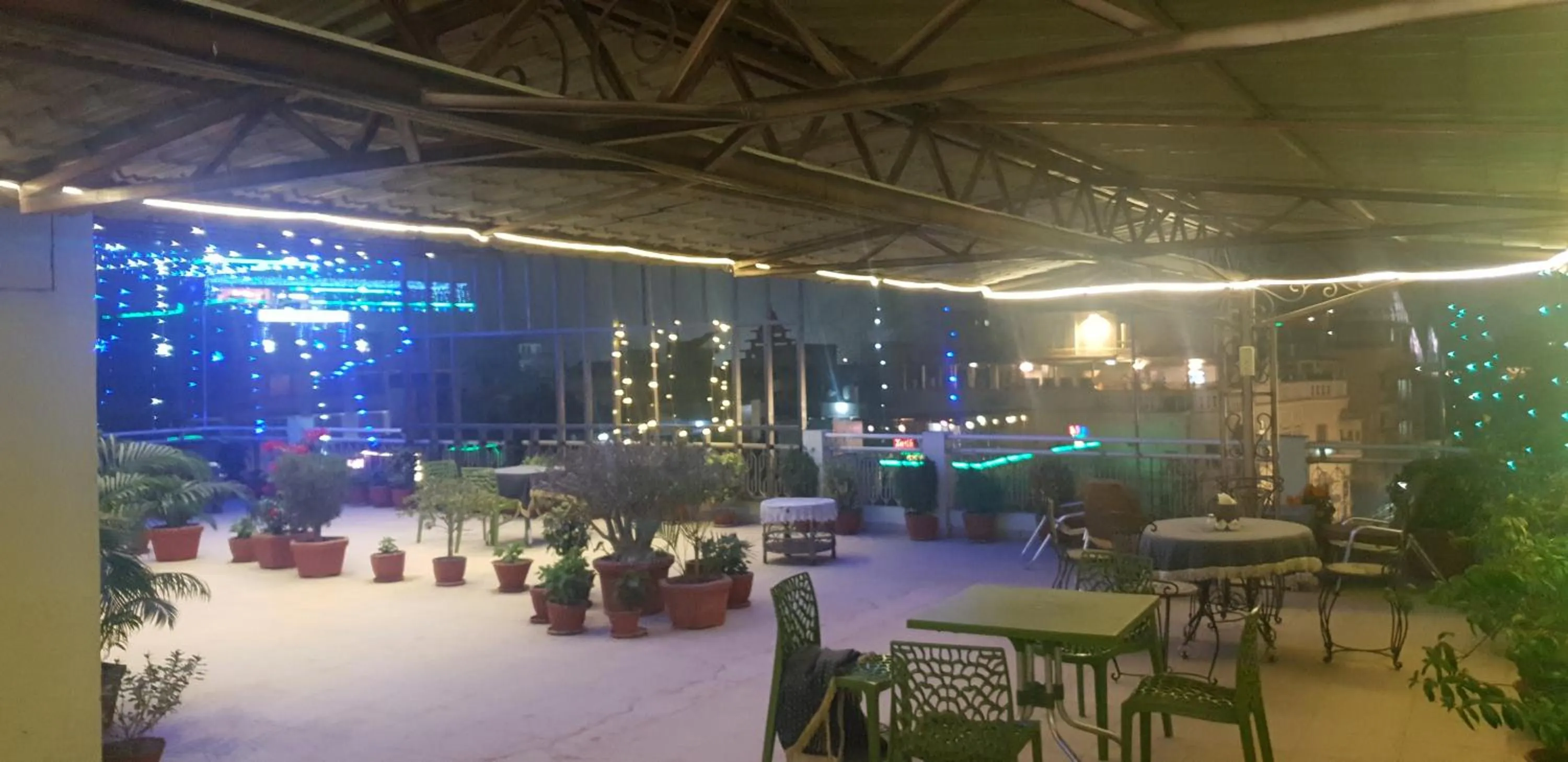 Restaurant/places to eat in Hotel Temple On Ganges