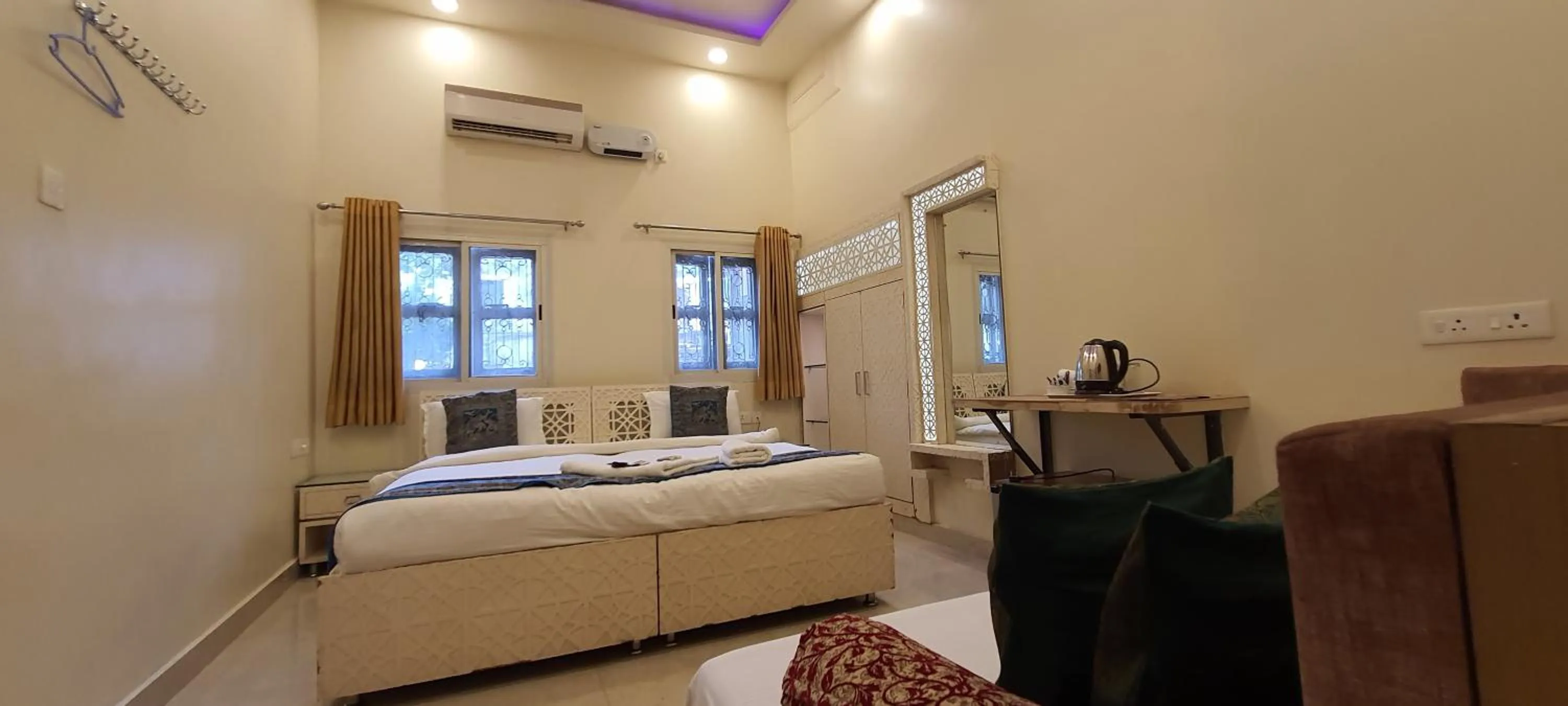 Photo of the whole room, Bed in Hotel Temple On Ganges