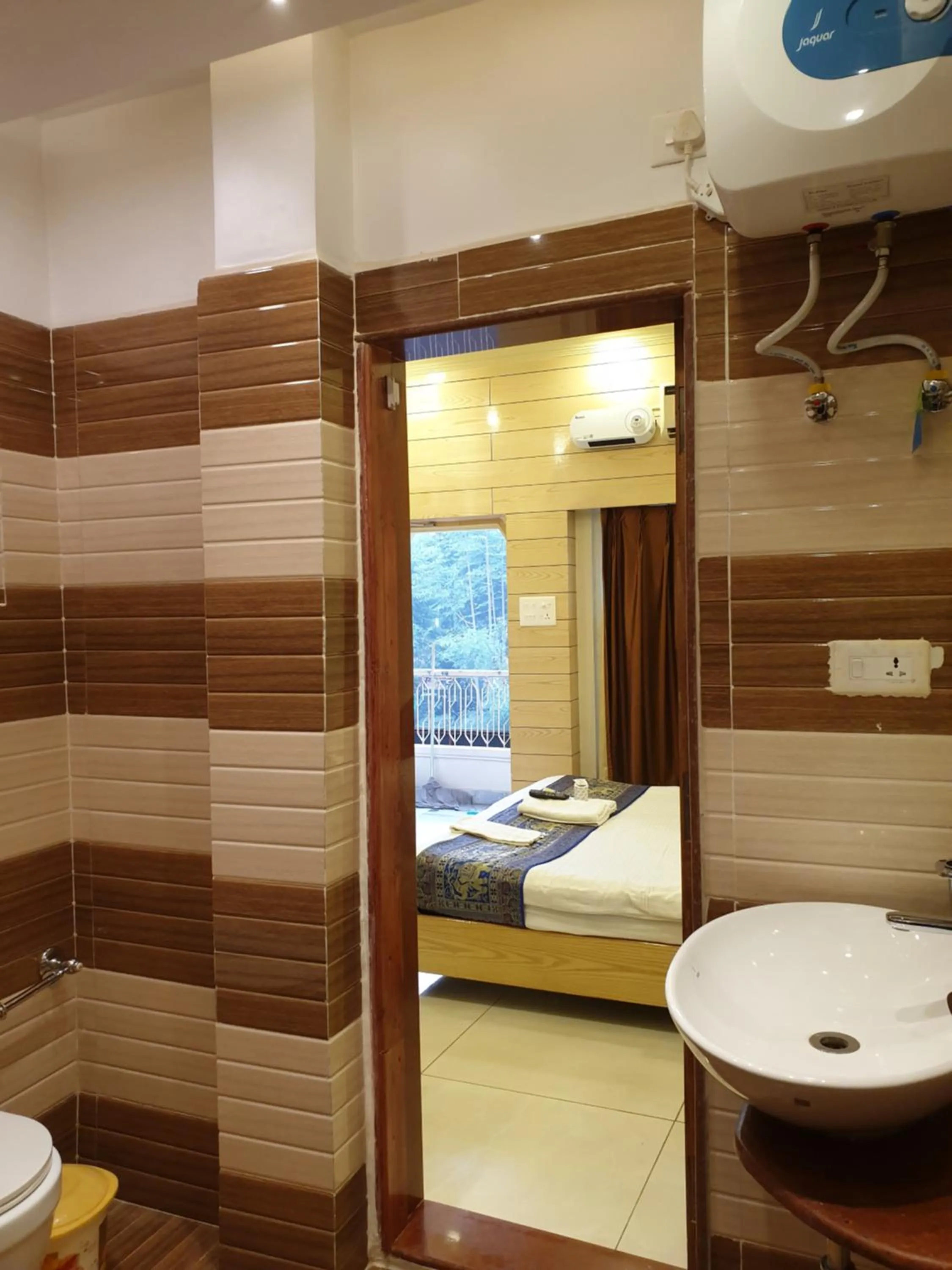 Bathroom, Bed in Hotel Temple On Ganges