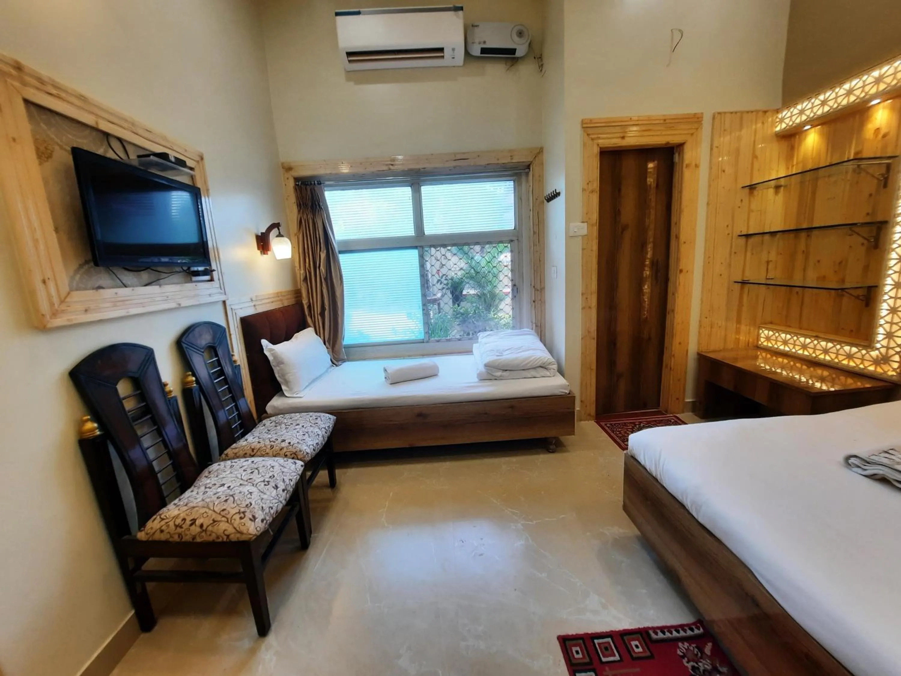 Photo of the whole room, Bed in Hotel Temple On Ganges