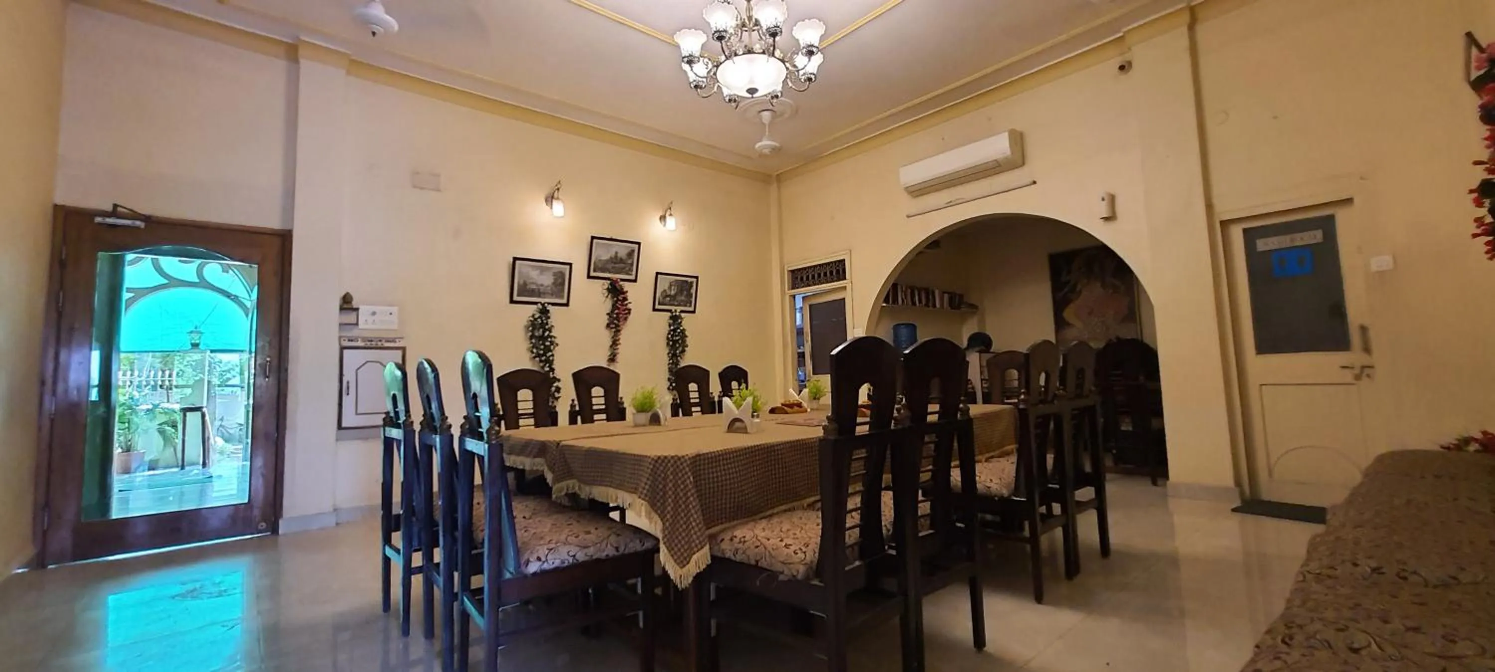 Restaurant/places to eat in Hotel Temple On Ganges