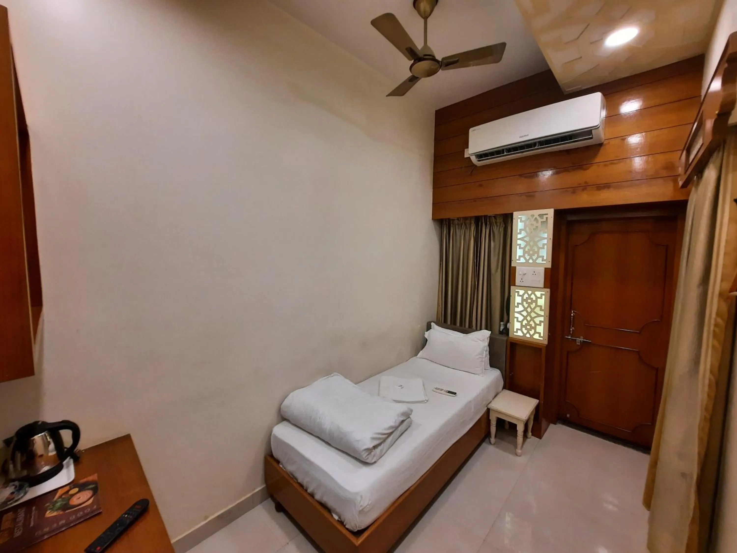 Photo of the whole room, Bed in Hotel Temple On Ganges