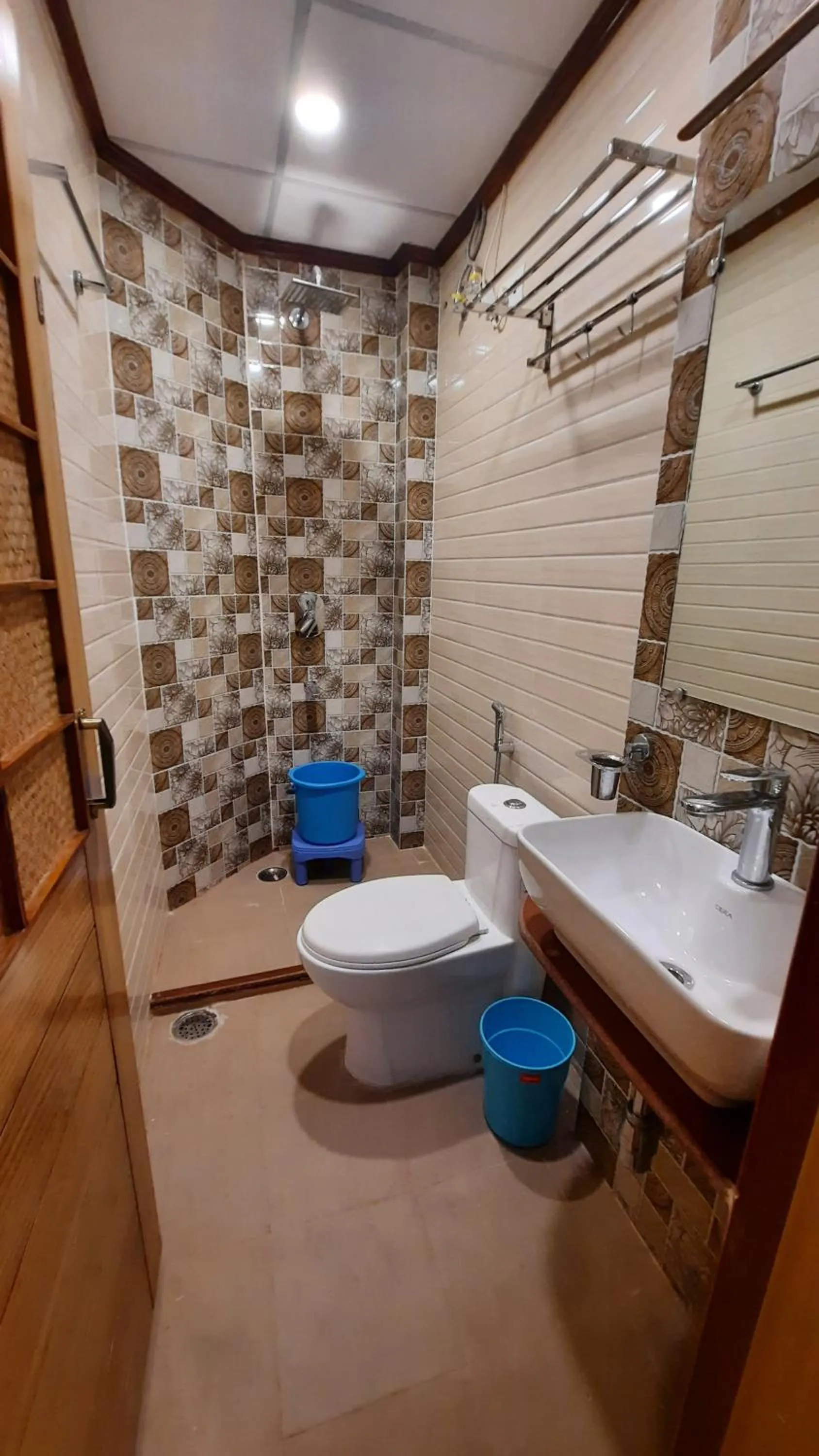 Shower in Hotel Temple On Ganges