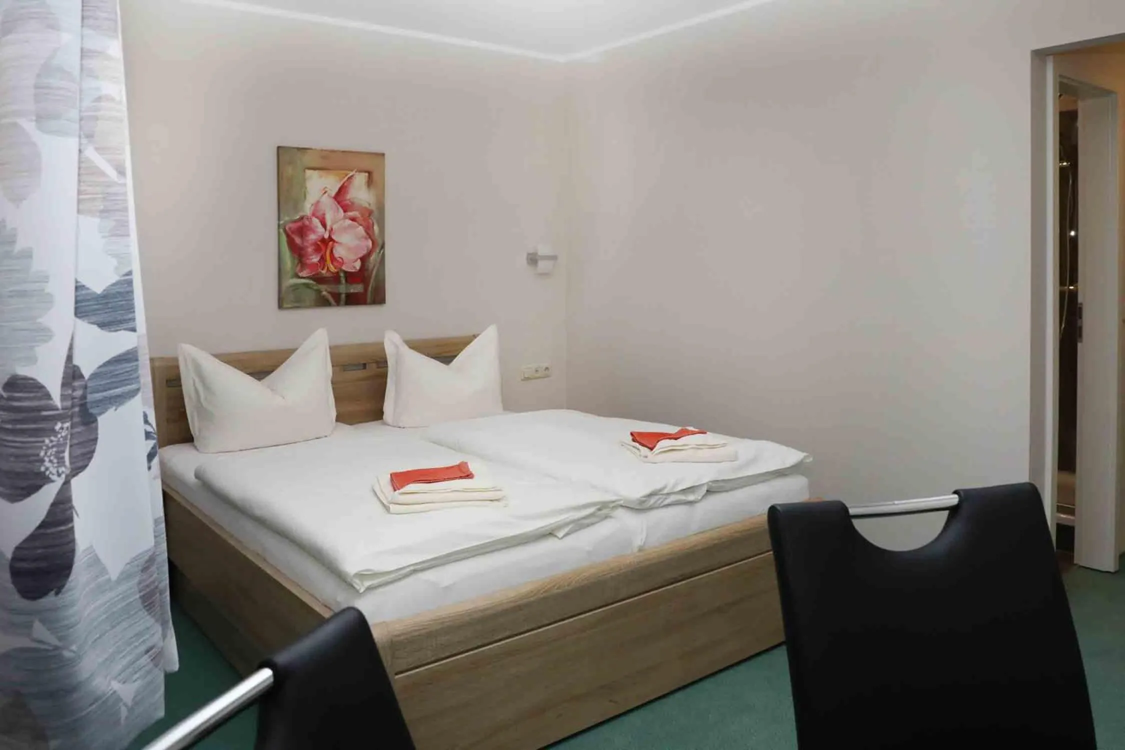 Photo of the whole room, Bed in Schlossgasthaus Lichtenwalde