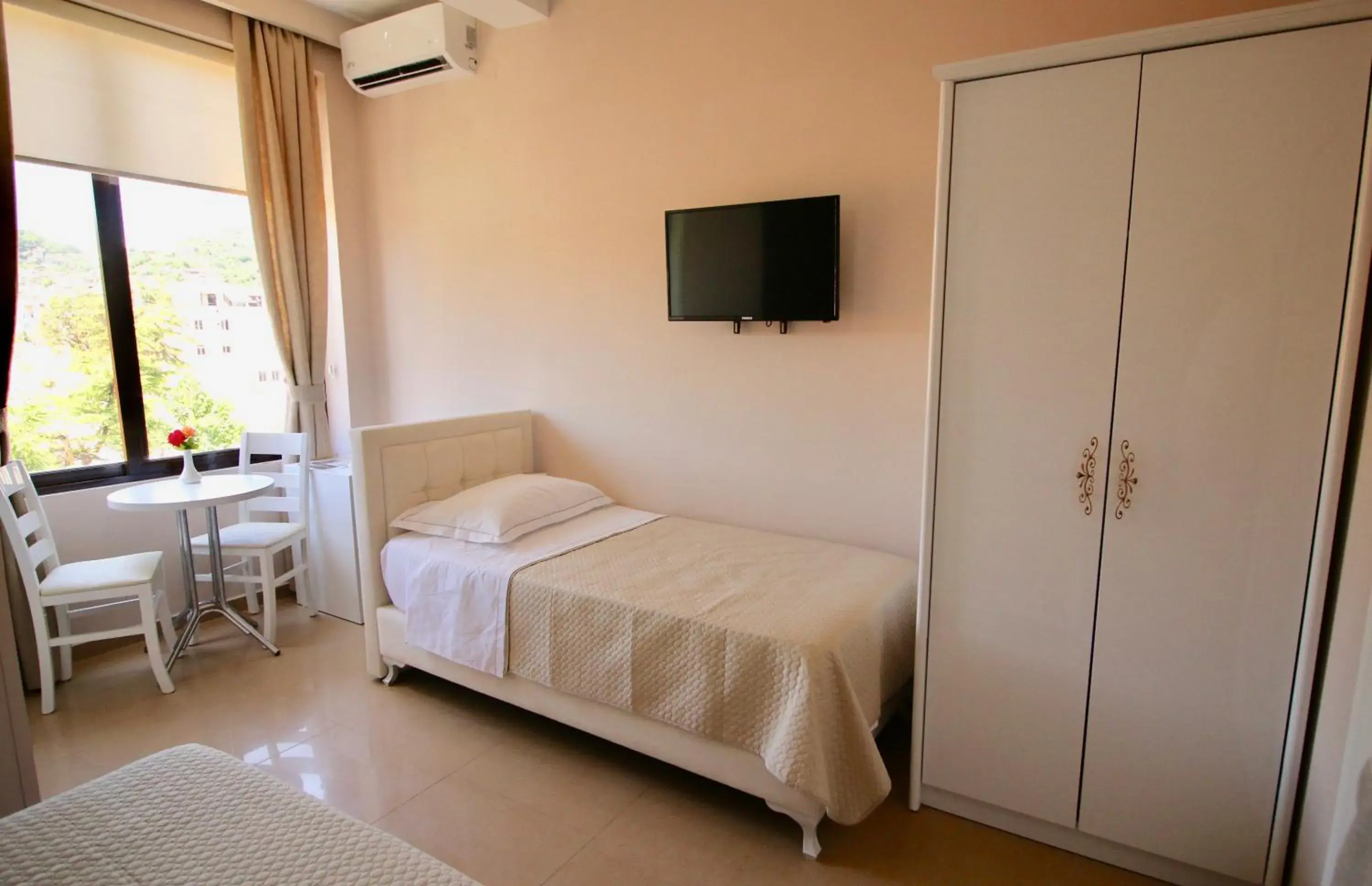 Communal lounge/ TV room, Bed in Hotel Orestiada Communal lounge/ TV room, Bed in Hotel Orestiada