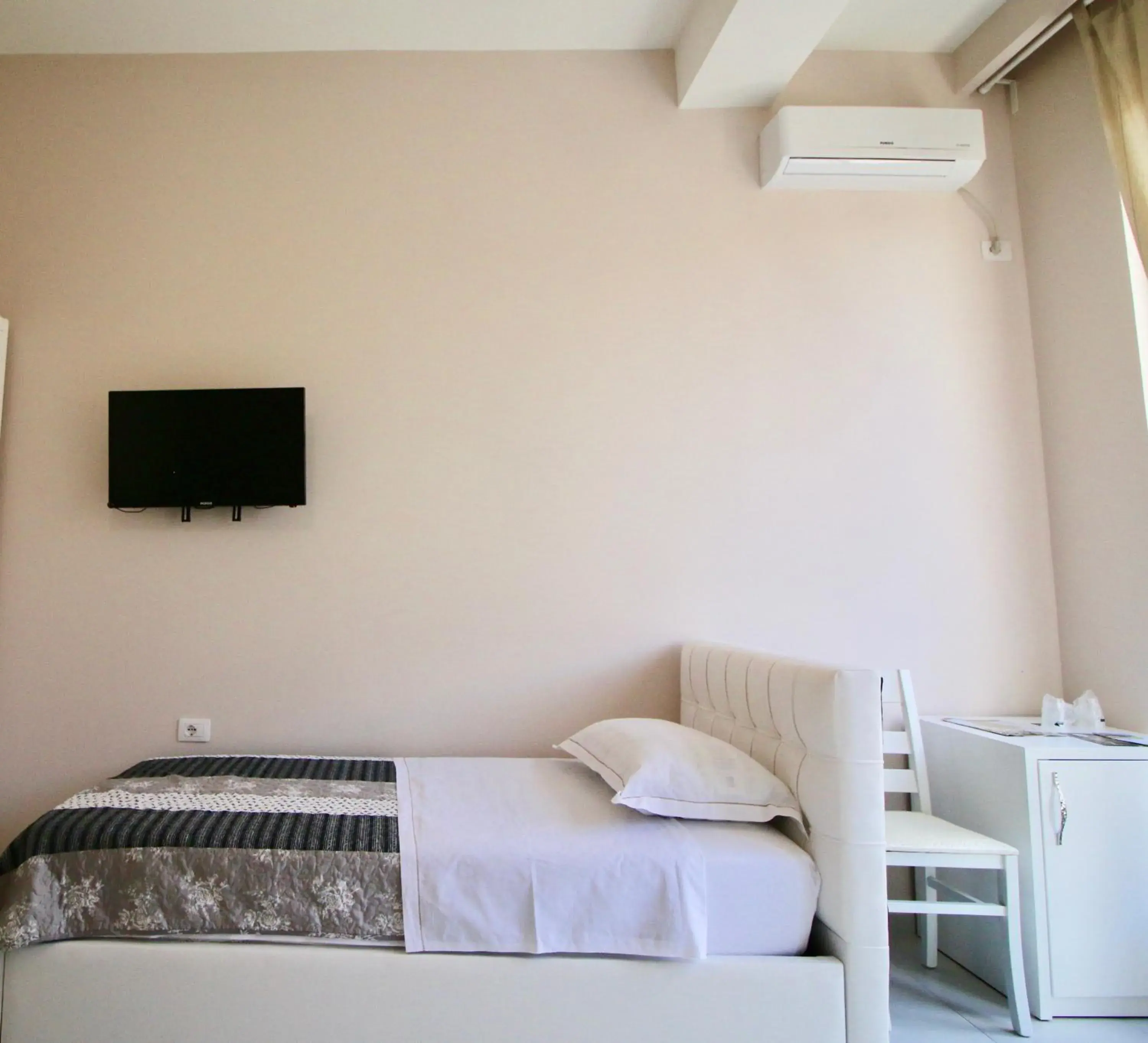 Communal lounge/ TV room, Bed in Hotel Orestiada Communal lounge/ TV room, Bed in Hotel Orestiada